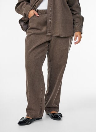 Zizzi Jeans med straight fit i farget denim, Brown Denim, Model image number 2