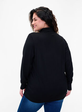 Strikkegenser i viskose med polokrage, Black, Model image number 1