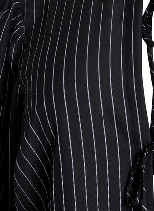 Zizzi Bluse med pinstriper og knytesnorer, Svart, Packshot image number 2