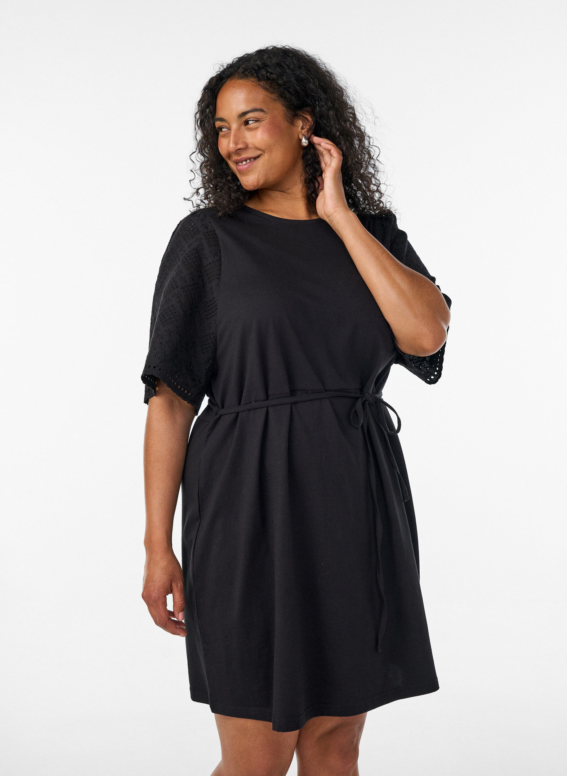 Bomullskjole med broderie anglaise-ermer og knytebelte, Svart, Model
