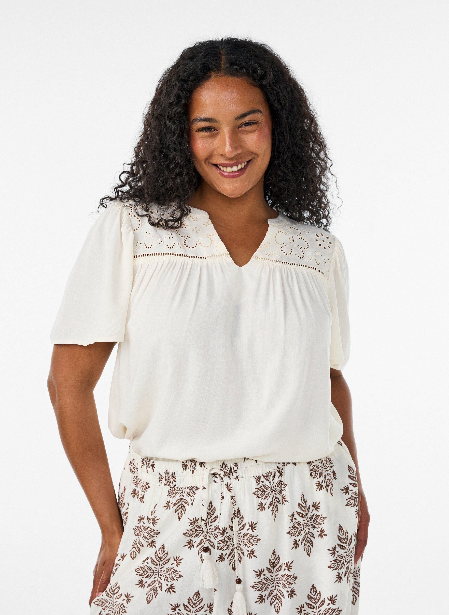 ZizziBluse i viskose med broderie anglaise, Beige, Model image number 0