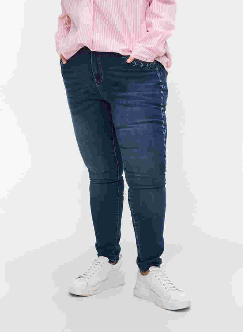 Nille jeans med høyt liv og broderi, Blue denim, Model image number 2