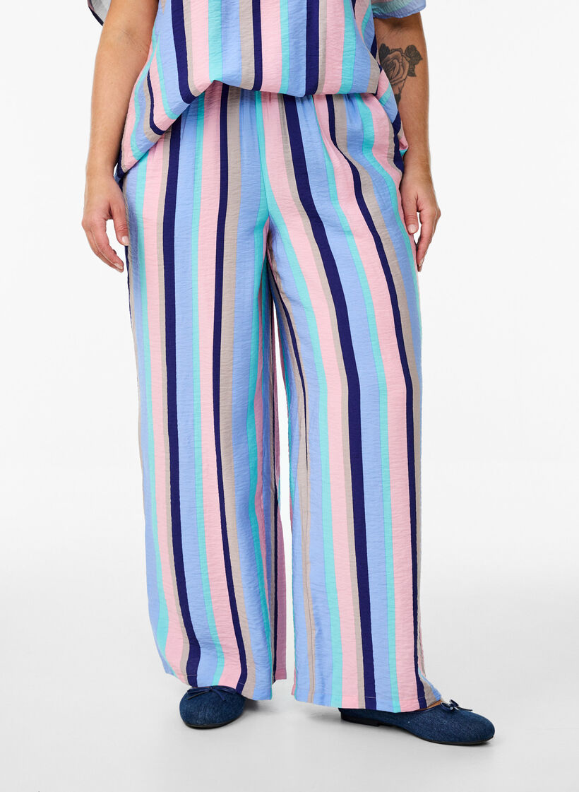 Bukse i viskose med striper og ledig passform, Pastel stripe, Model