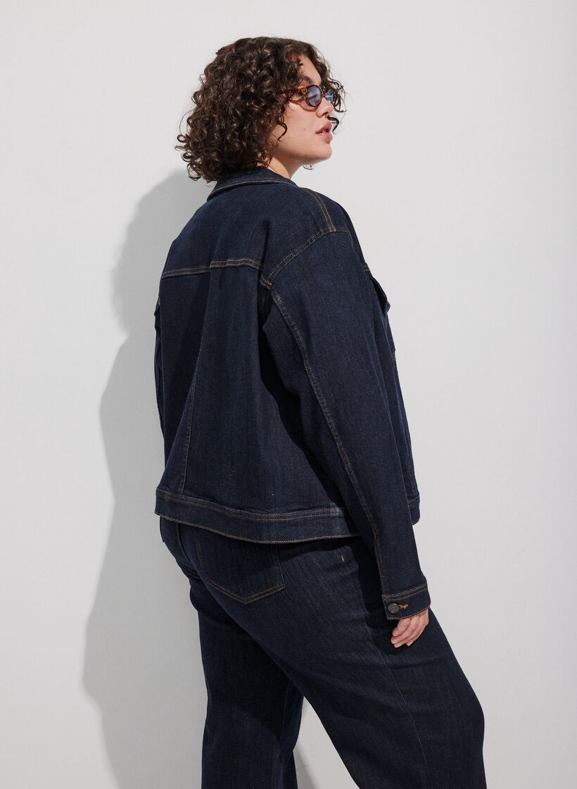 Klassisk denimjakke med kontrasts&oslash;mmer, Bl&aring;, Model