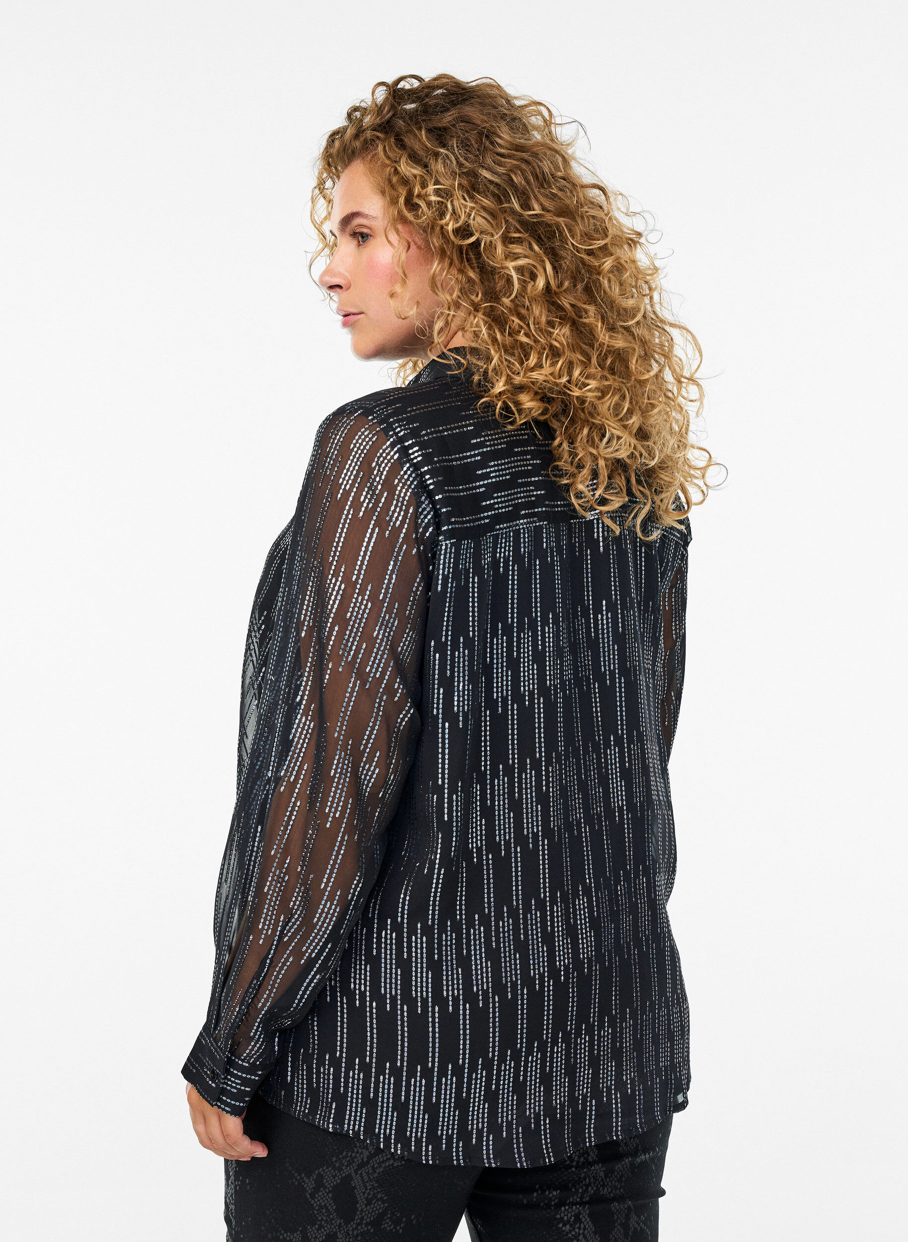 Zizzi Skjorte med glitrende m&oslash;nster, Svart, Model image number 2