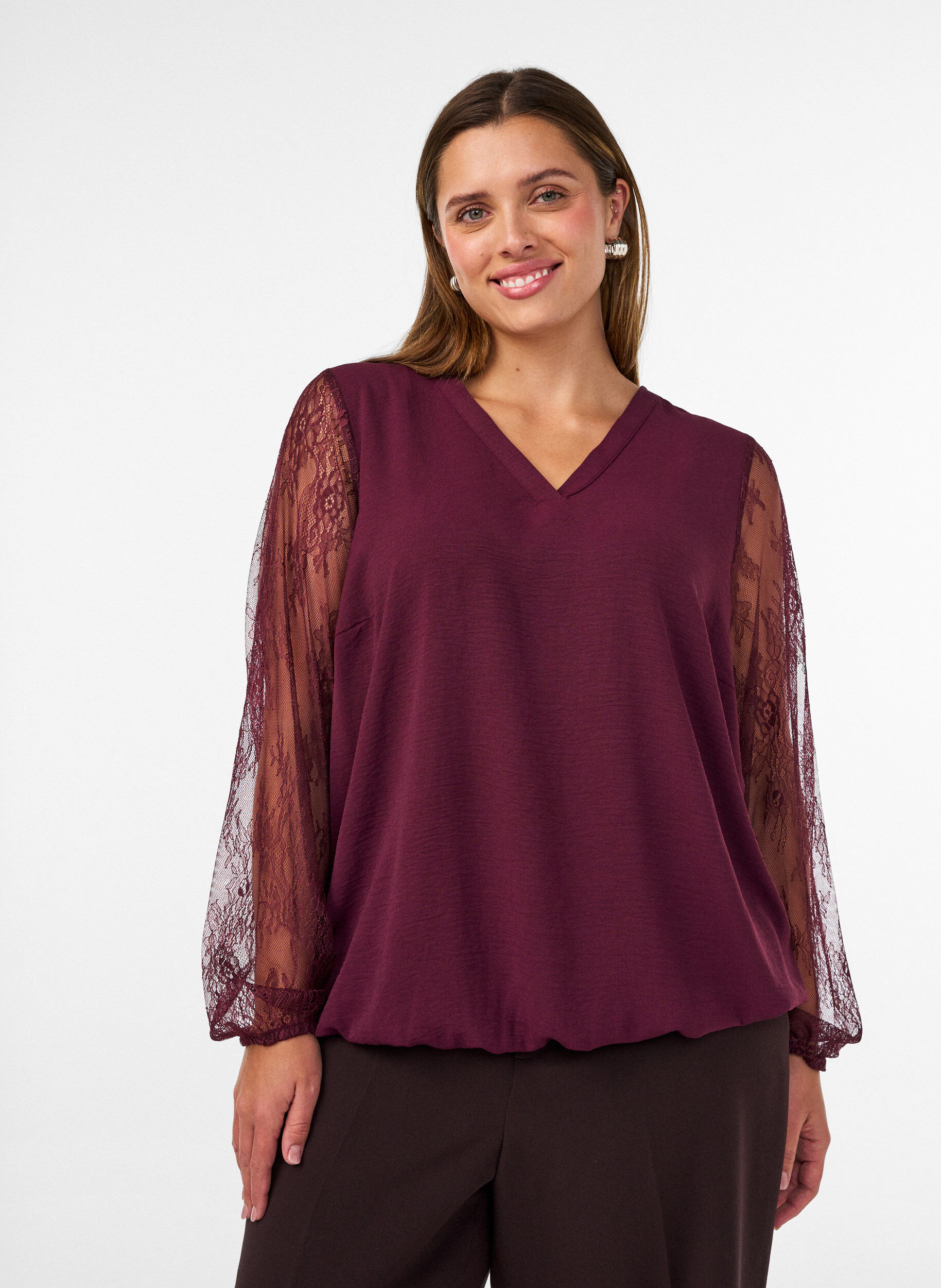 Bluse med blondeermer og ballongfasong, R&oslash;d, Model