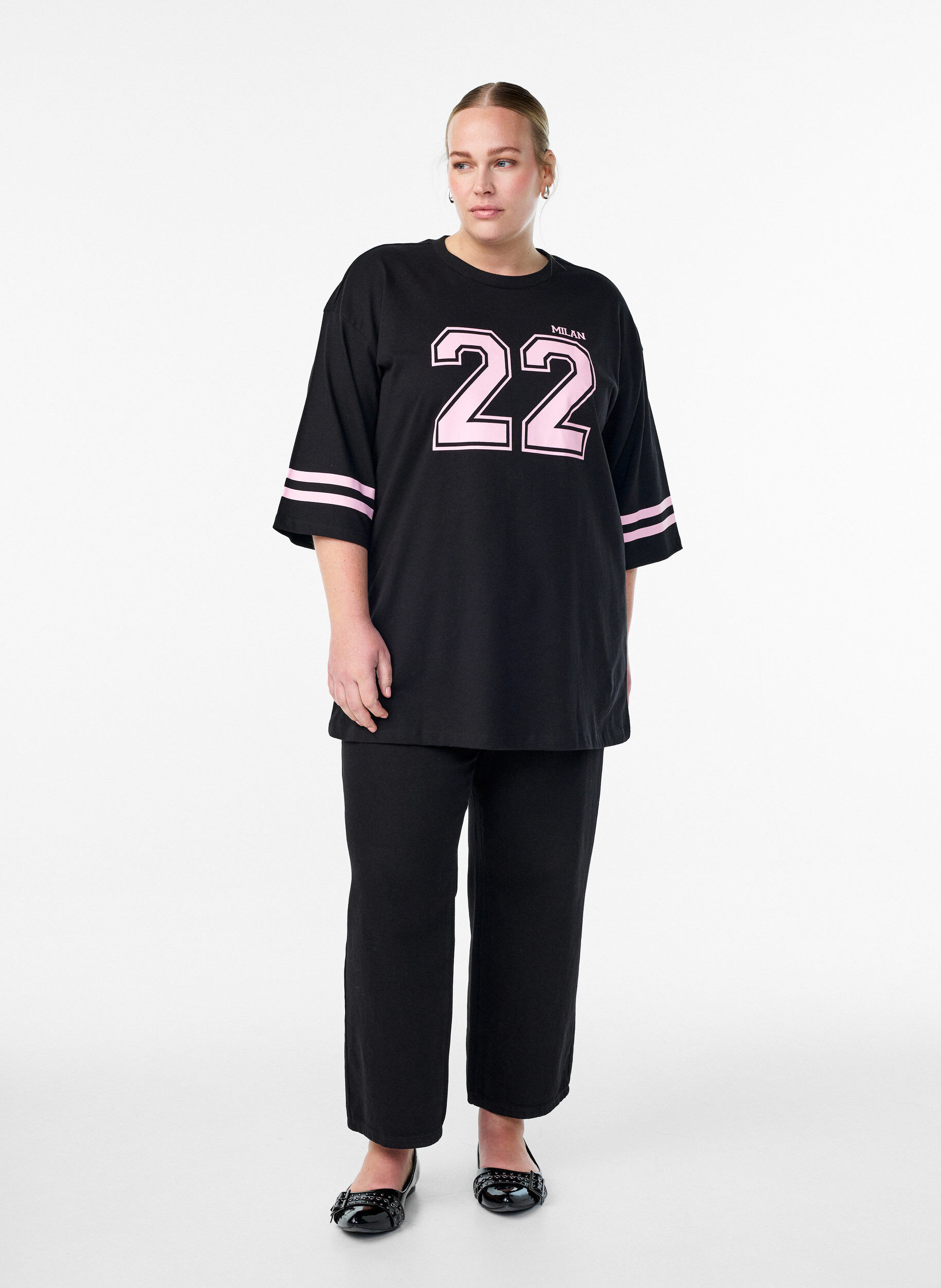Zizzi Oversized college T-skjorte med 3/4 ermer, Svart, Model image number 1
