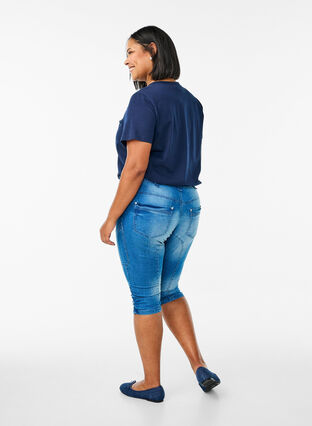 Zizzi Slim-fit capri-jeans med lommer, Blå, Model image number 1