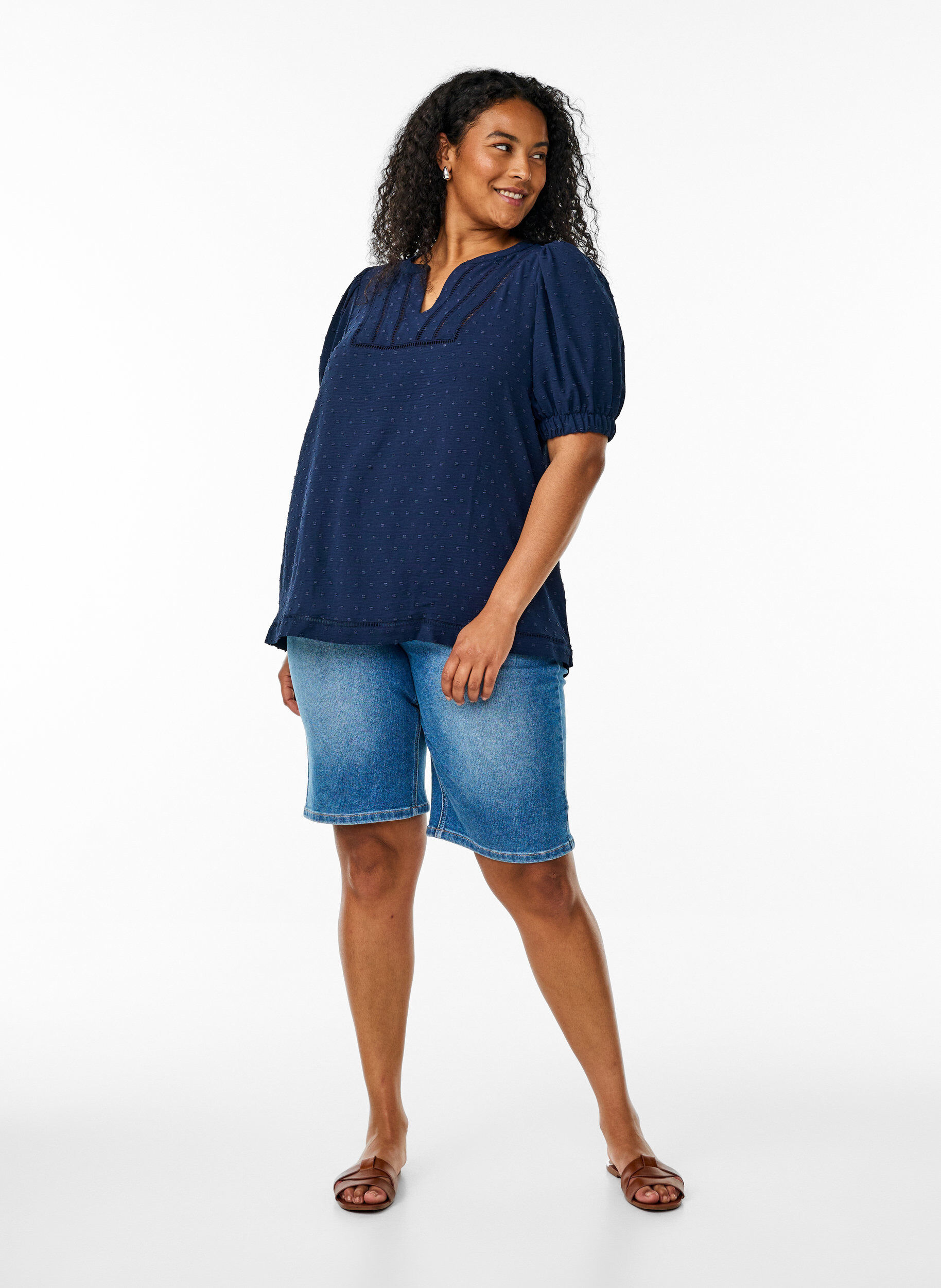 Zizzi Bluse med korte puff ermer og prikkete tekstur, Navy Blazer, Model image number 2