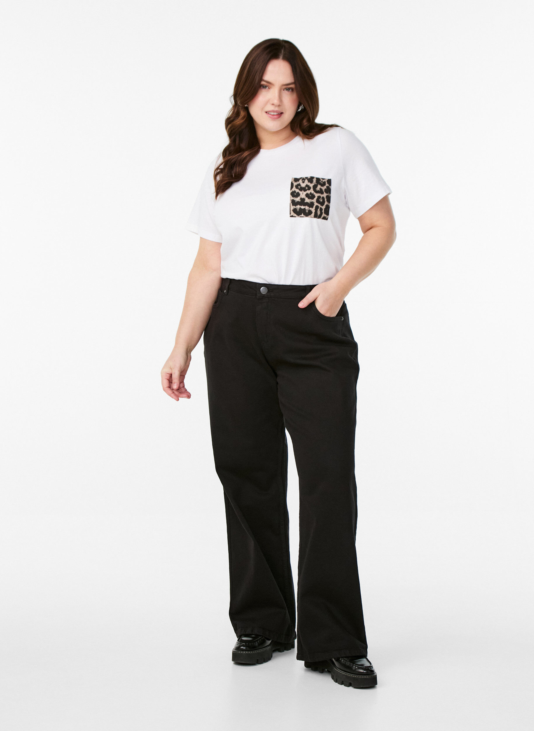 Zizzi T-skjorte med brystlomme, Hvit, Model image number 1