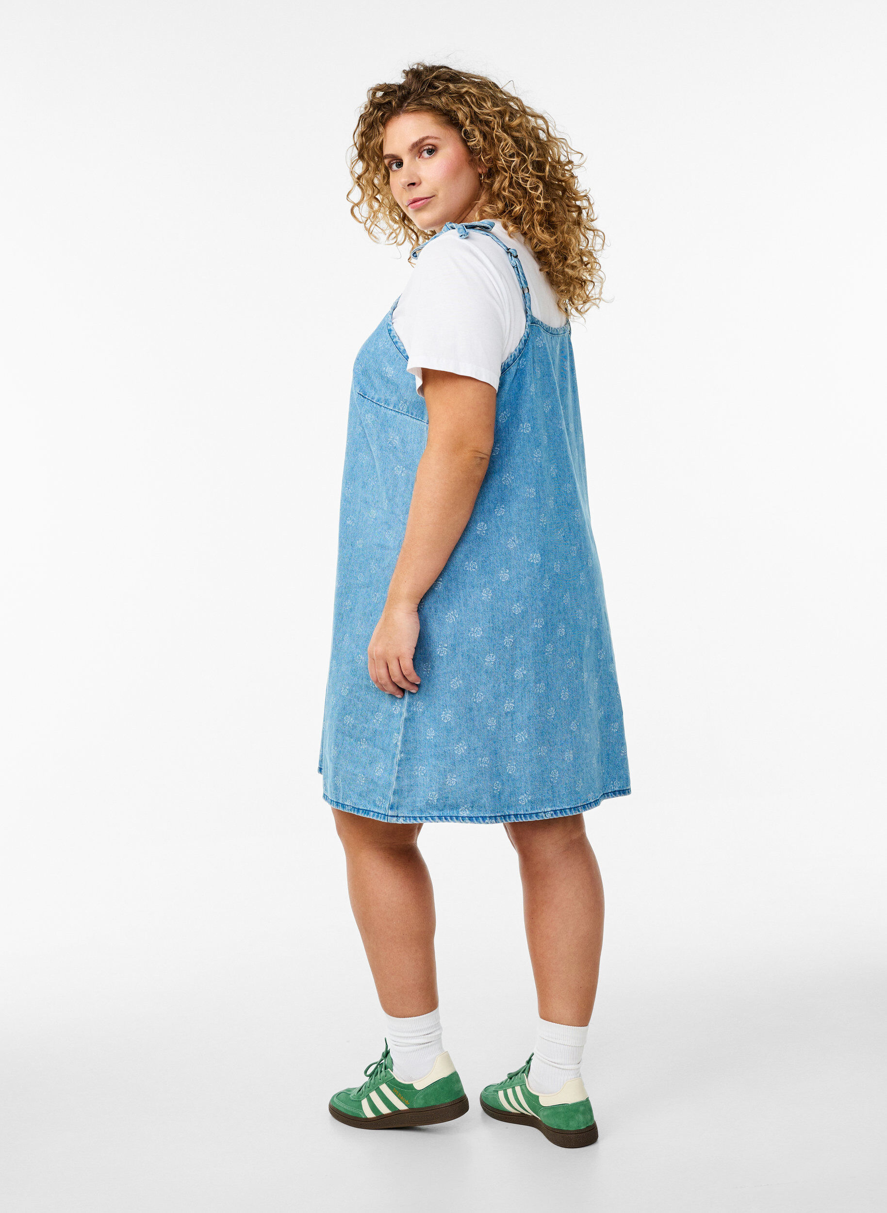 Zizzi Kort denimkjole med justerbare stropper, LBD w. Flower, Model image number 1