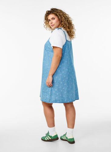 Zizzi Kort denimkjole med justerbare stropper, LBD w. Flower, Model image number 1