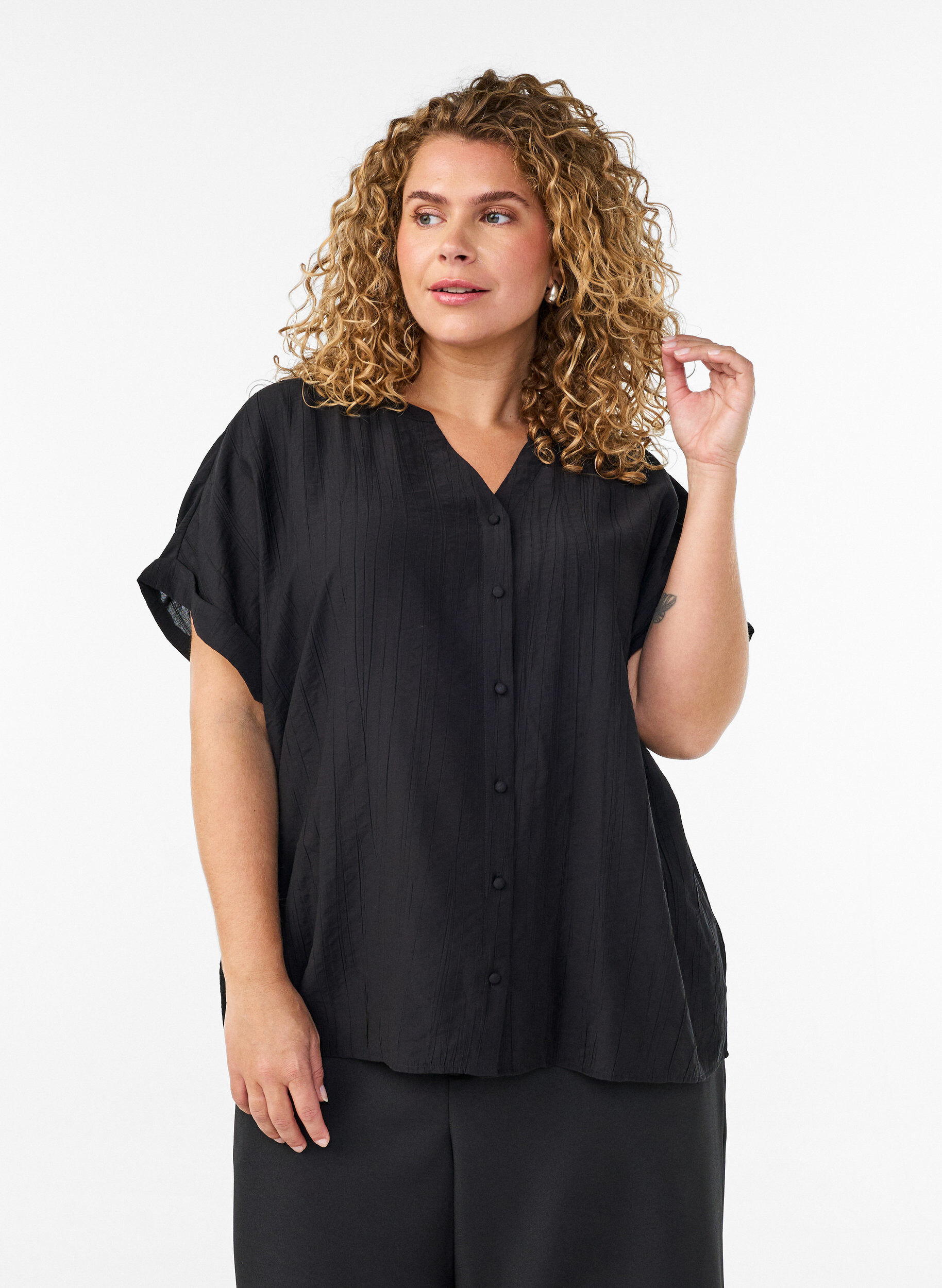 Viskosebluse med knapper og tekstur, Svart, Model