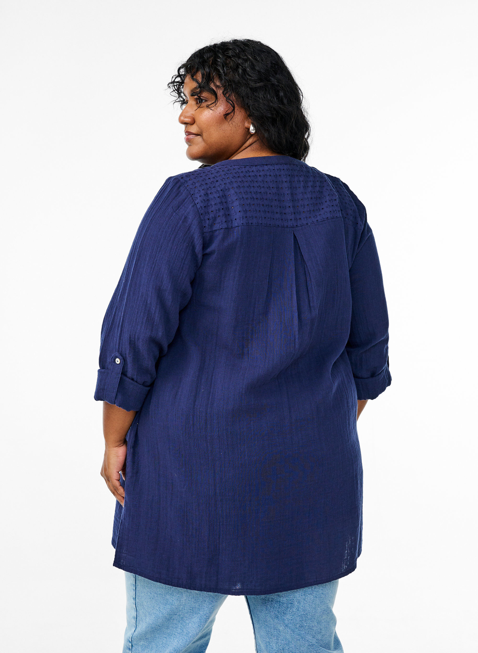 Zizzi Bomulds muslin-tunika med broderie anglaise, Bl&aring;, Model image number 2