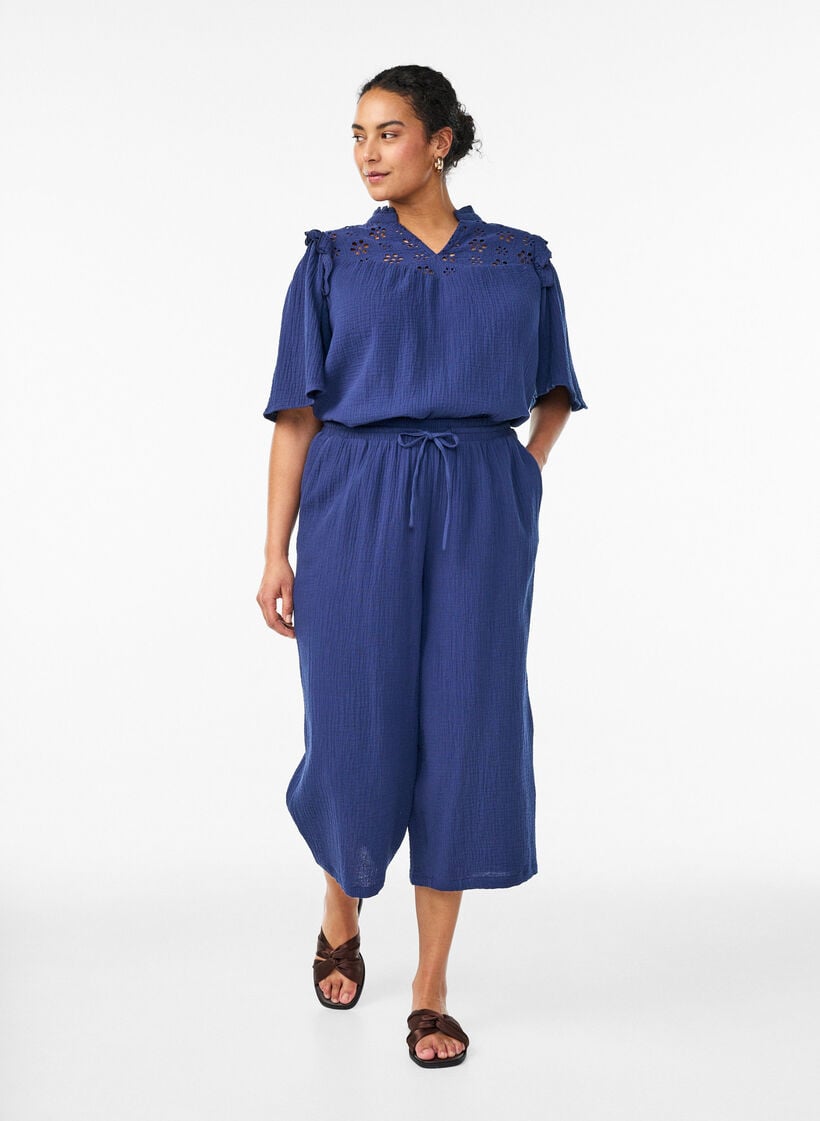 Bluse i bomullsmusselin med broderie anglaise og 1/2 ermer, Bl&aring;, Model image number 1