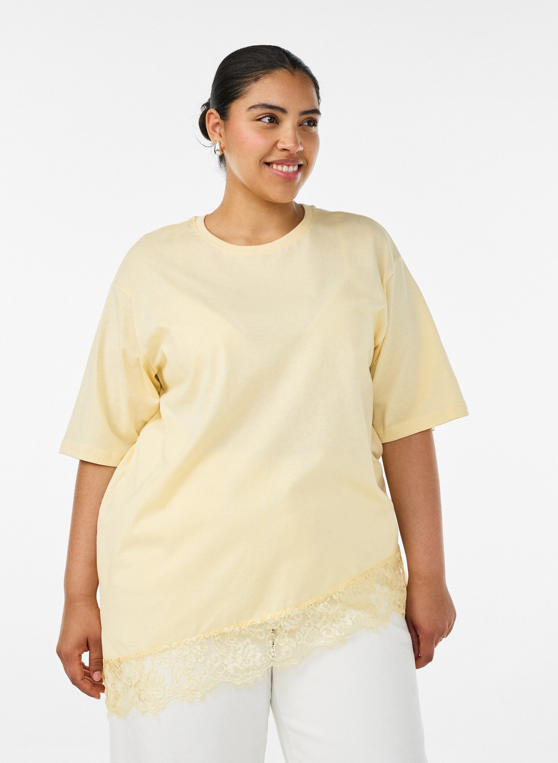 T-skjorte med asymmetrisk blondekant, Gul, Model
