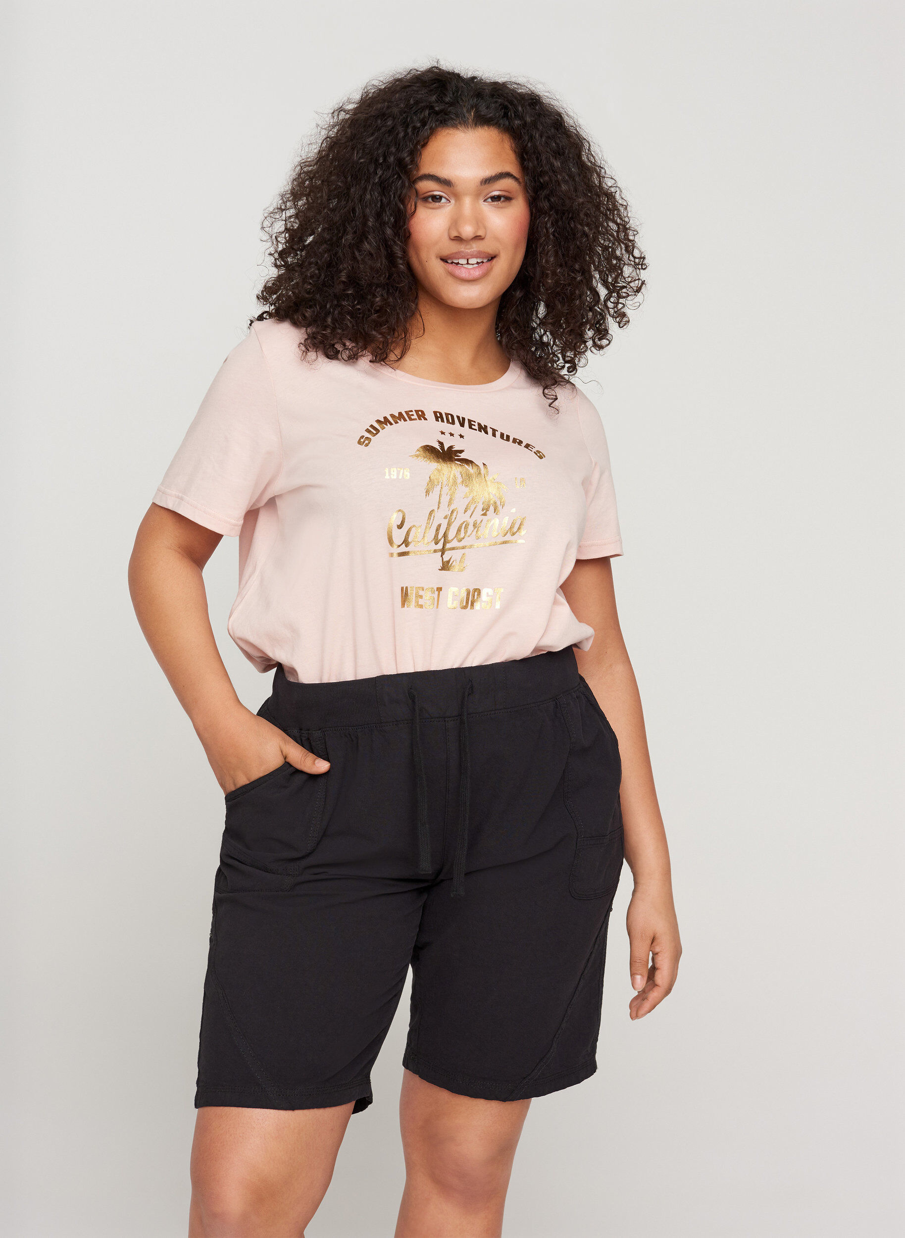 L&oslash;se shorts med lommer i bomull, Svart, Model