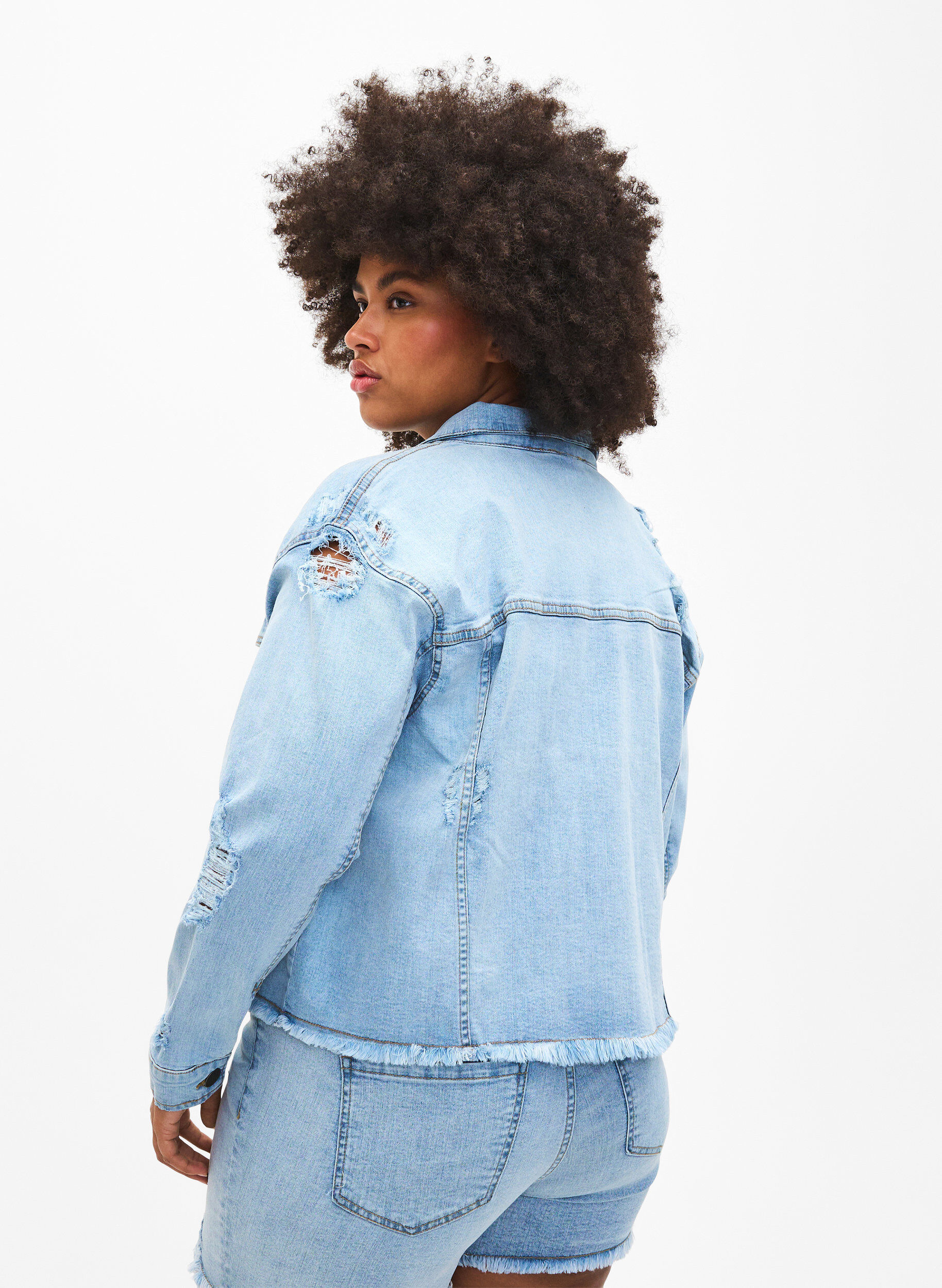 Zizzi Kort dongerijakke med detaljer med slitasje, Light Blue Denim, Model image number 1