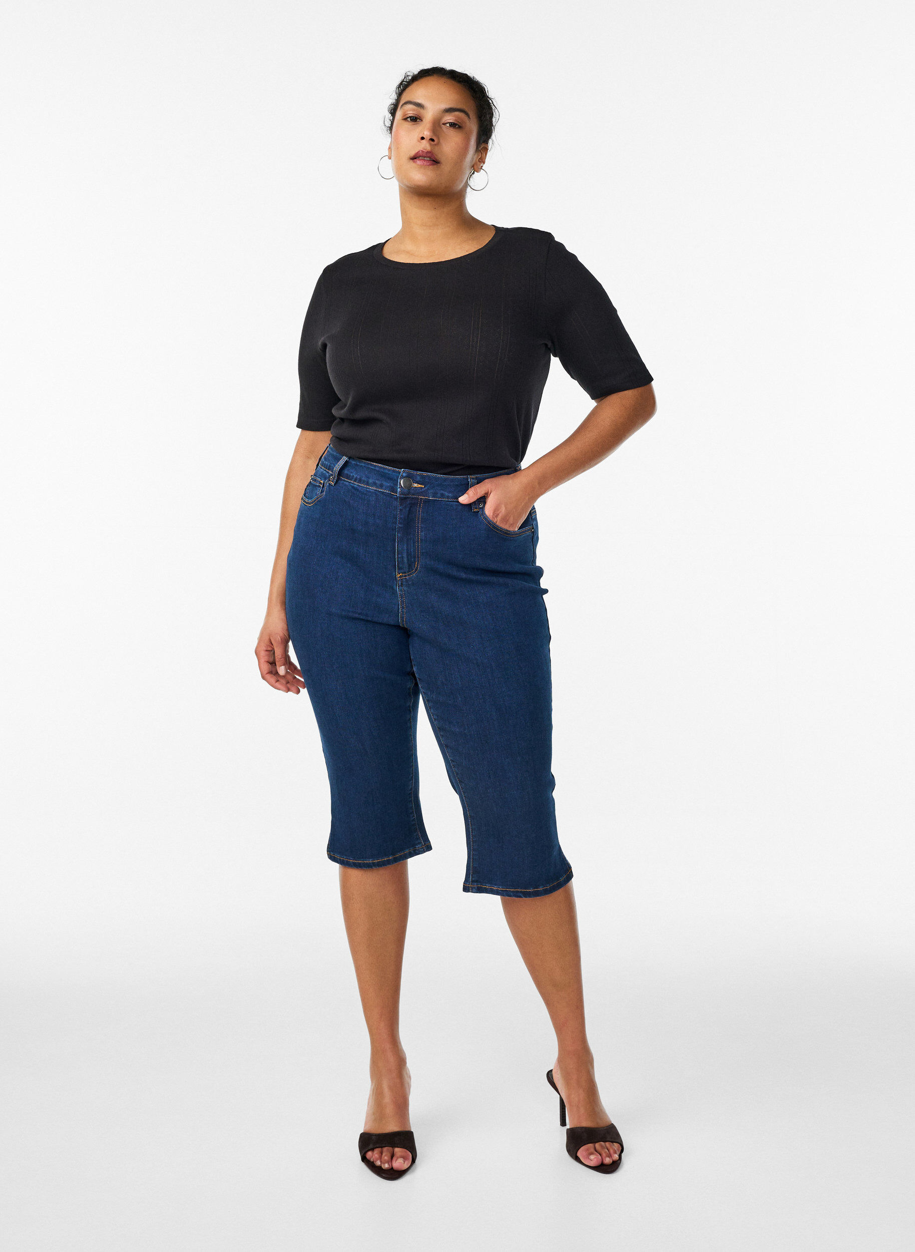 Zizzi T-skjorte i bomull med hullbroderi, Svart, Model image number 1