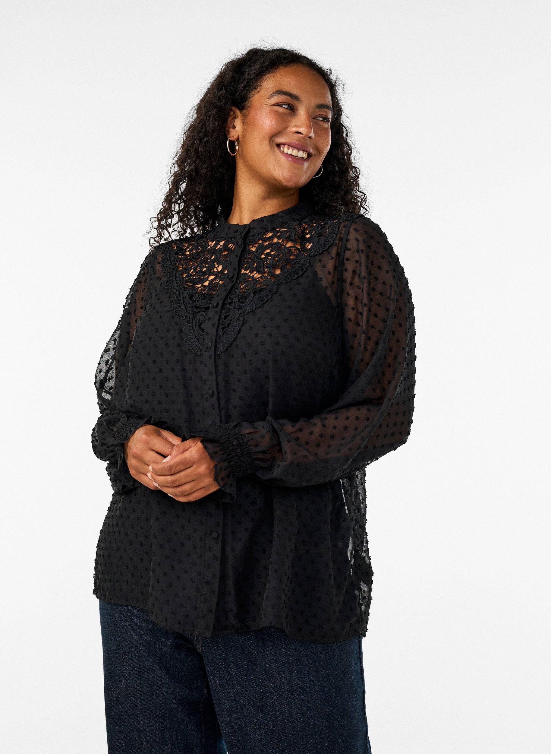 Skjortebluse med blondeinnlegg og prikkem&oslash;nster, Svart, Model