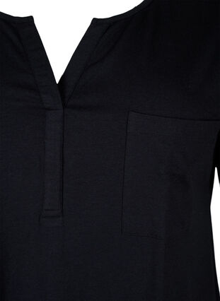 T-skjorte med V-hals og brystlomme, Black, Packshot image number 2