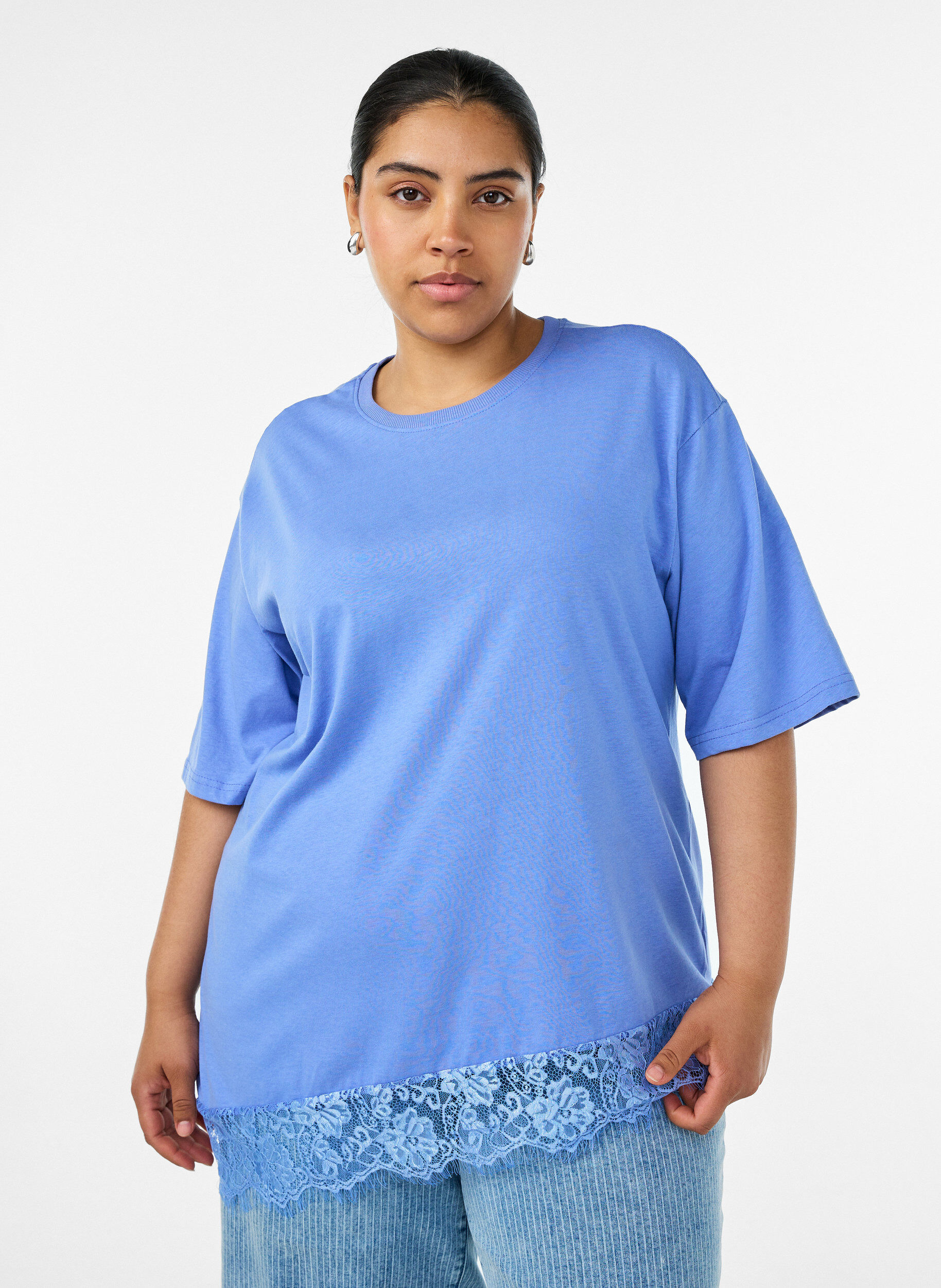 T-skjorte med asymmetrisk blondekant, Lilla, Model