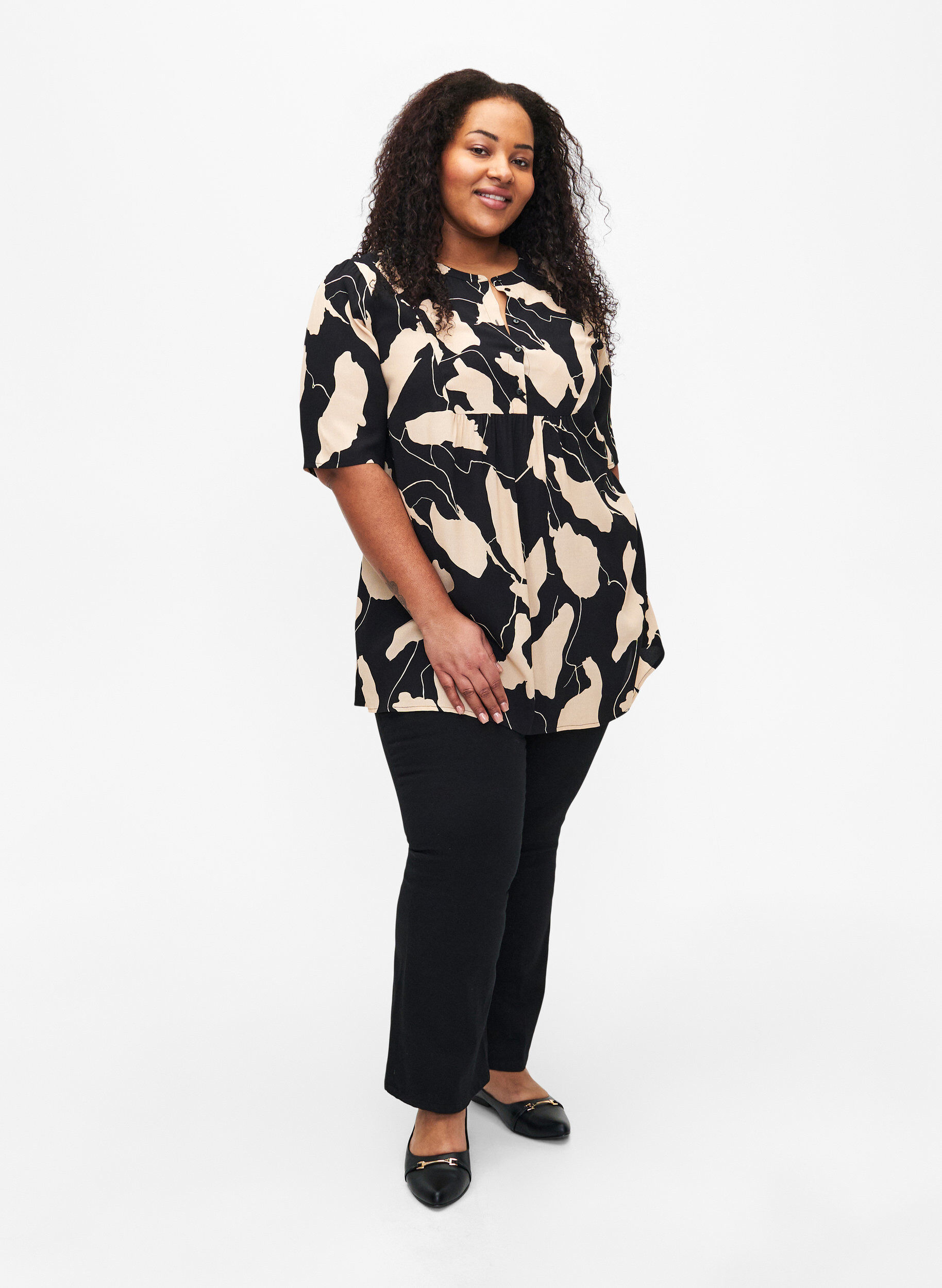Zizzi Tunika i viskose med trykk, Black AOP, Model image number 2