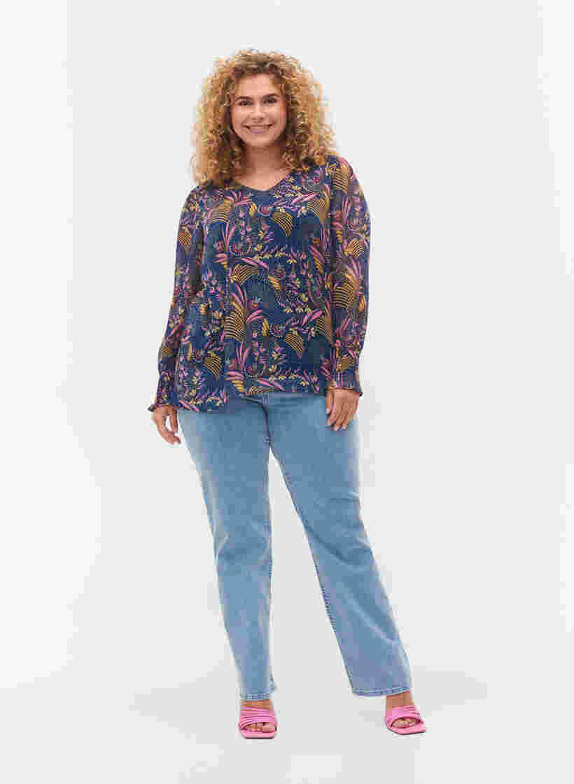 Blomstrete bluse med lange ermer og V-hals, Blue w. Pink Leaf, Model image number 2