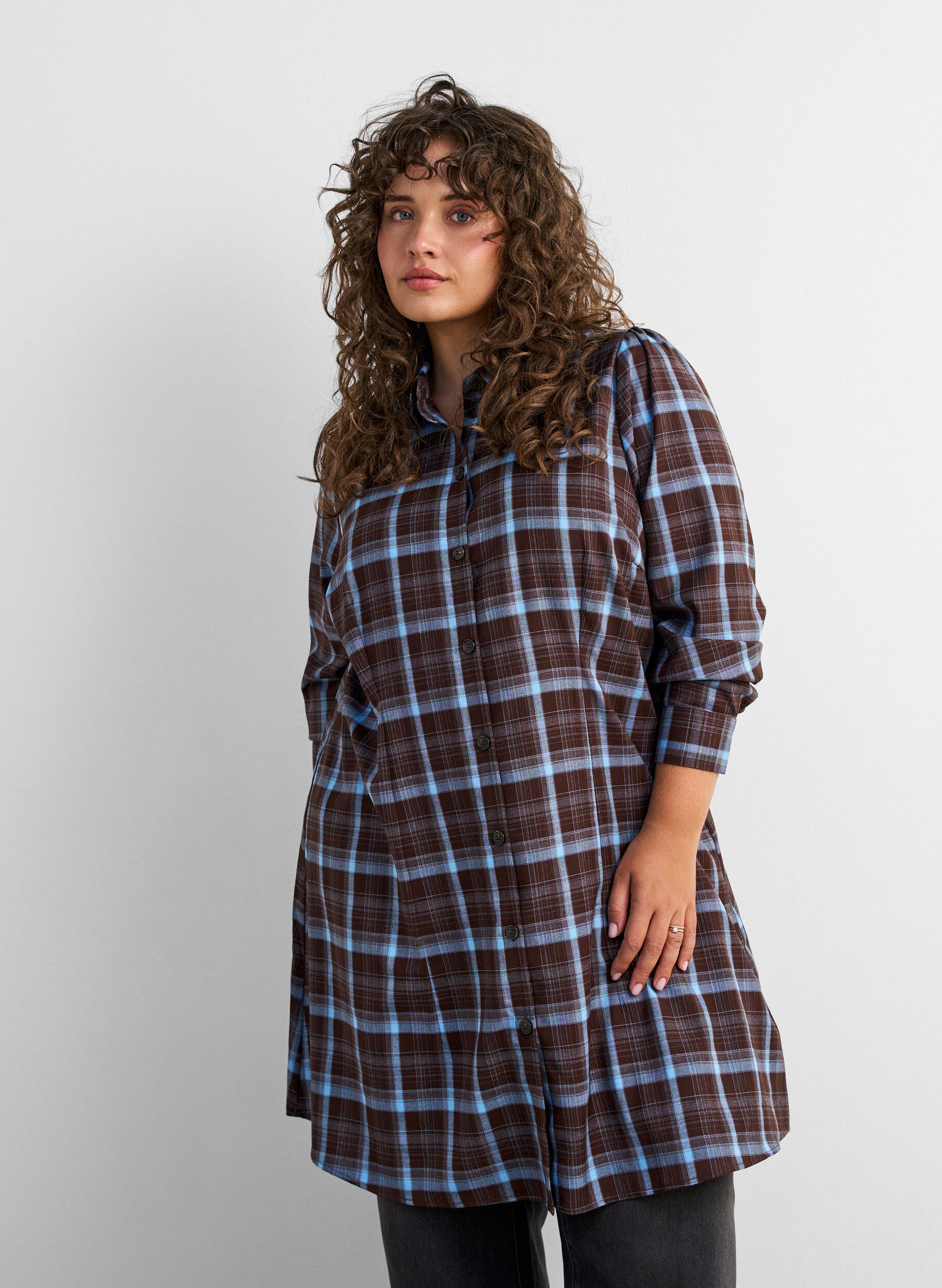 Knlang skjortekjole med rutem&oslash;nster, Brun, Model