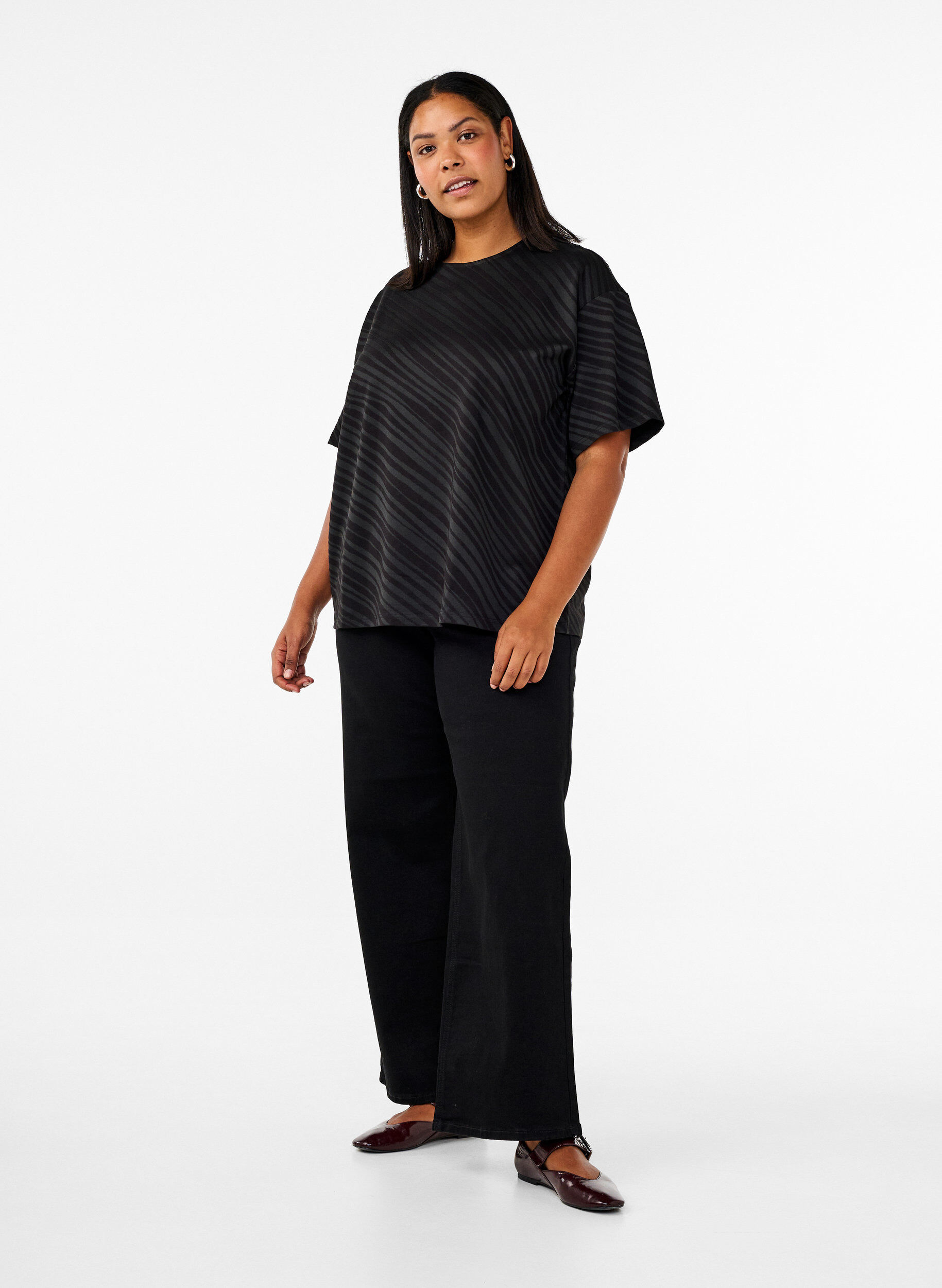 Zizzi Oversize bluse med m&oslash;nster, Svart, Model image number 1