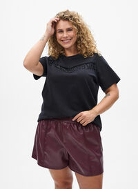 Loose fit imitert skinnshorts med elastisk linning, Mørk Bordeaux Loose fit imitert skinnshorts med elastisk linning, Mørk Bordeaux, Model