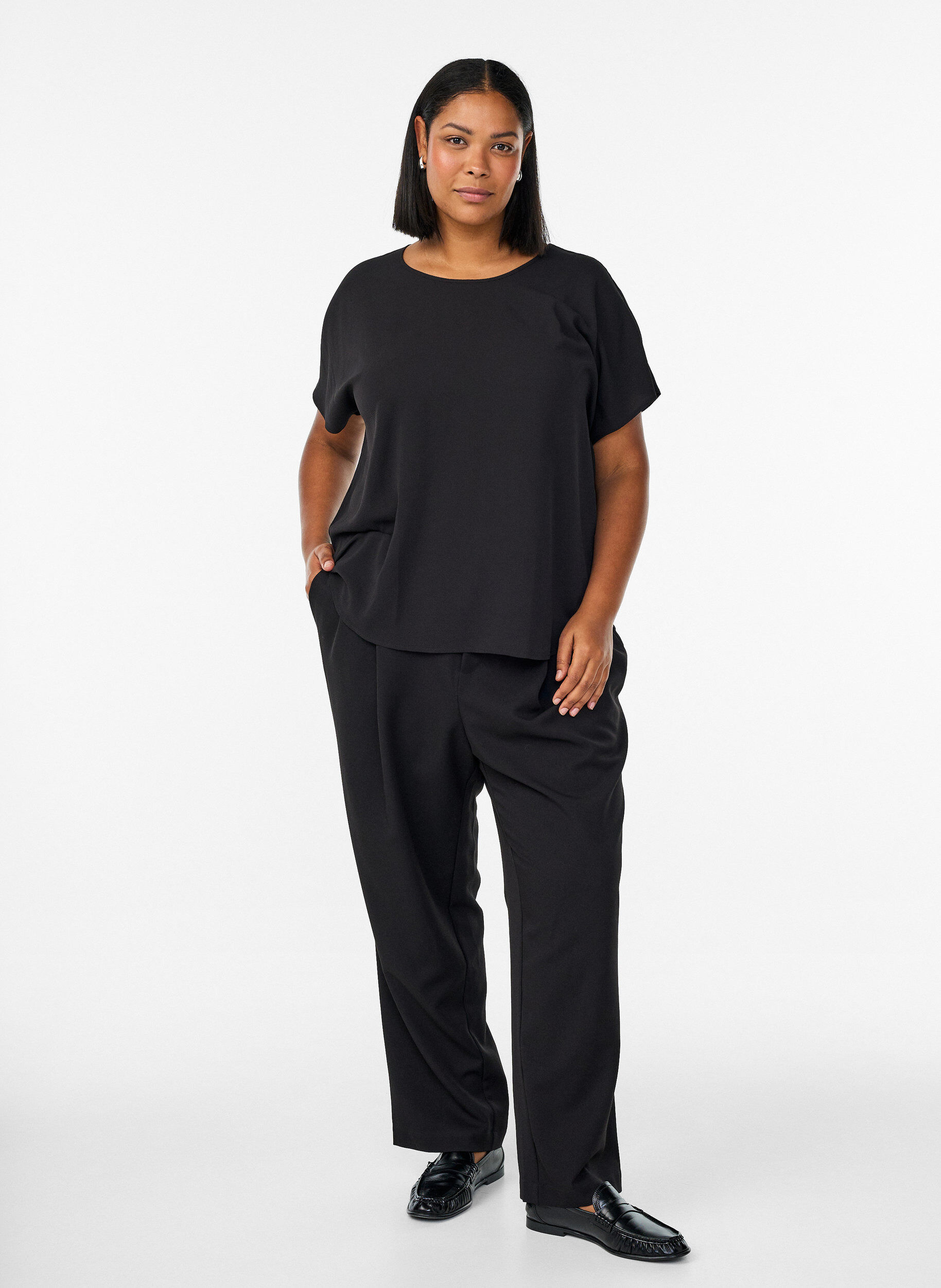 ZizziKortermet bluse med rund hals, Svart, Model image number 1