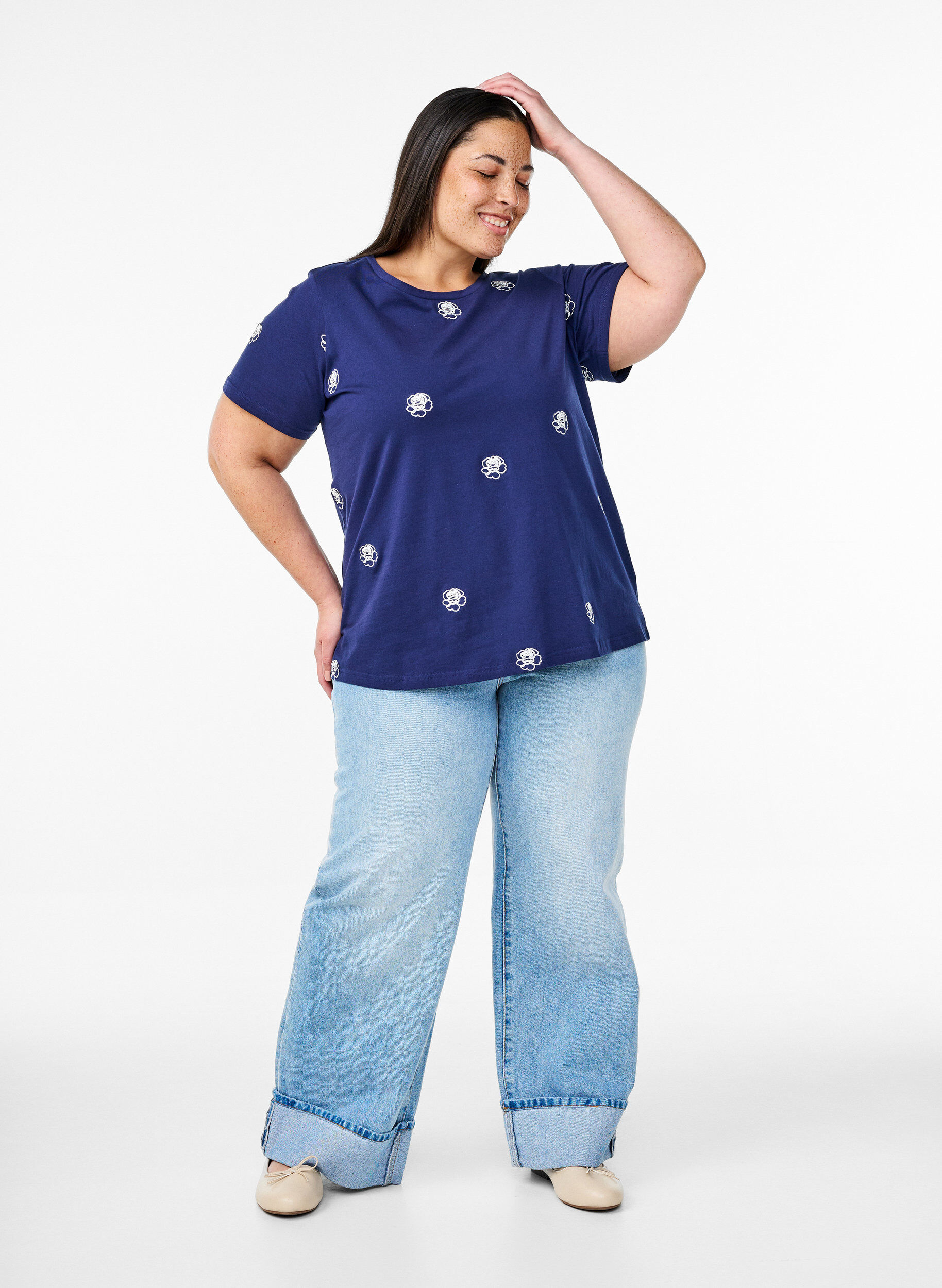 Zizzi T-skjorte i &oslash;kologisk bomull med broderte motiv, Bl&aring;, Model image number 1