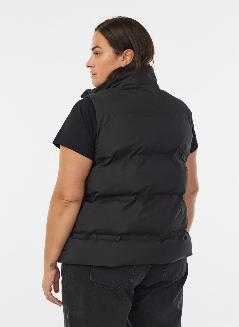 Kort puffvest med h&oslash;y krage, Svart, Model image number 2