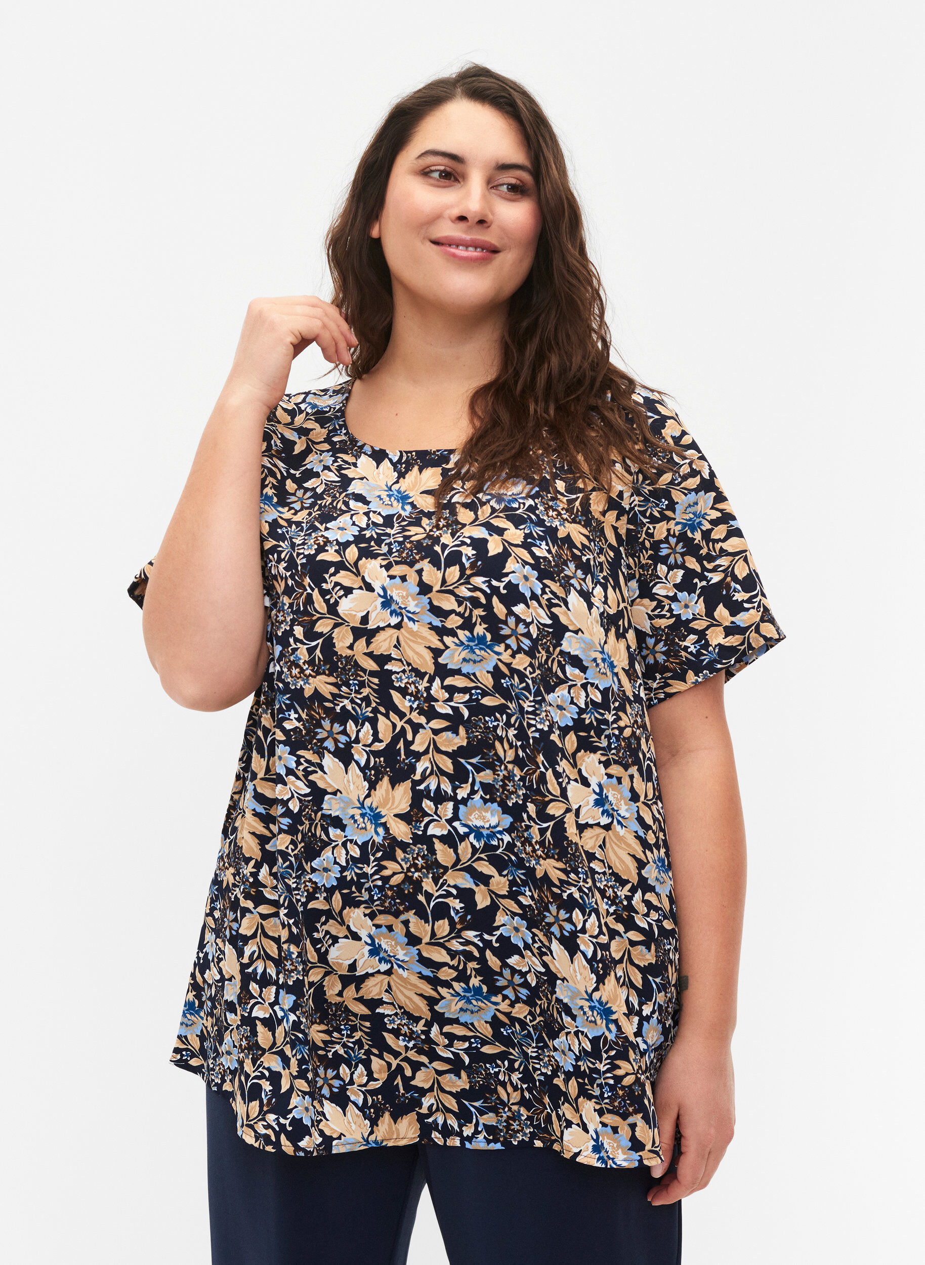 Zizzi FLASH - Bluse med korte ermer og trykk, Brown Blue Flower, Model image number 0