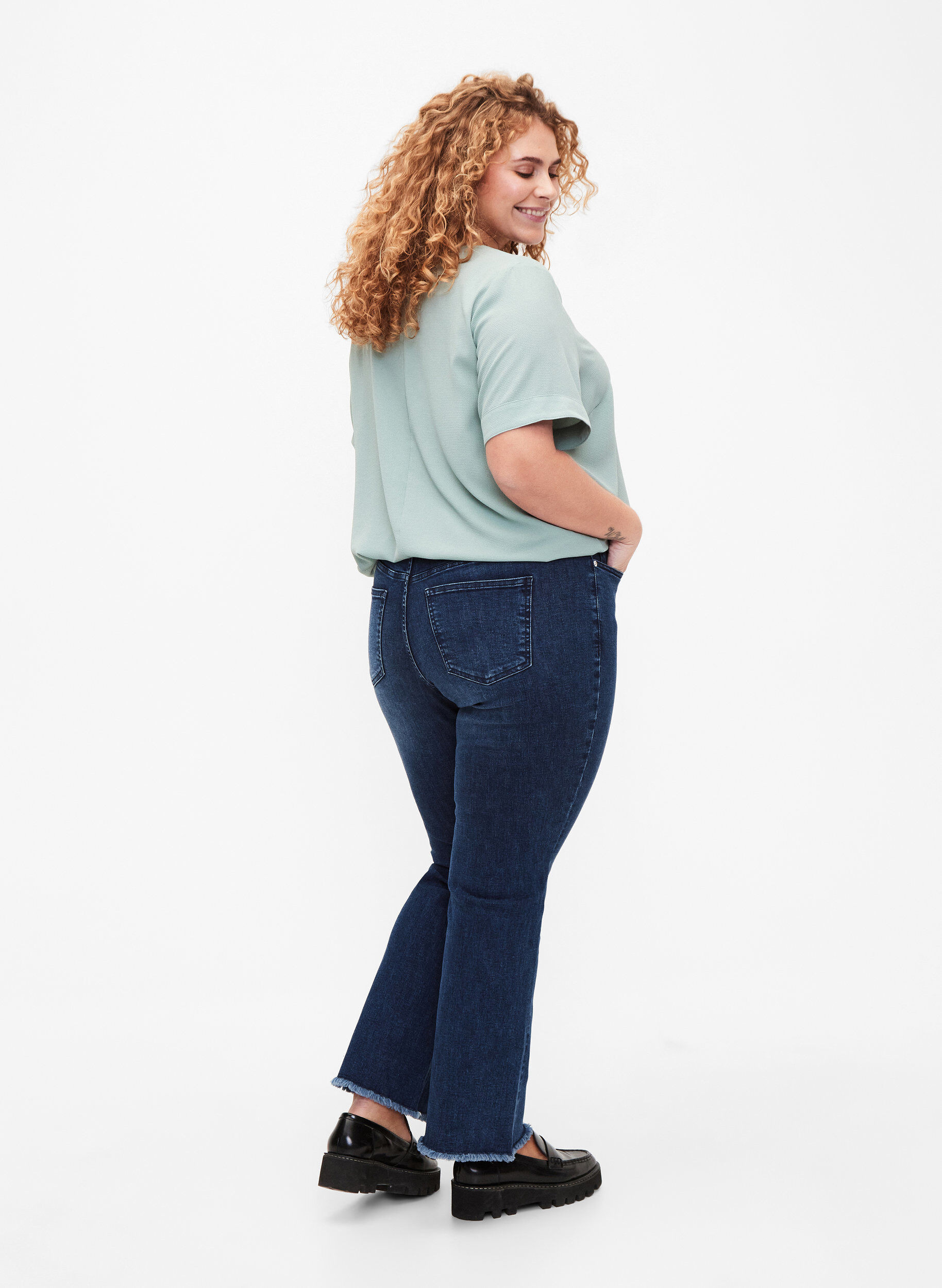 Zizzi Ellen bootcut jeans med sk&aring;ret kant, Blue denim, Model image number 1