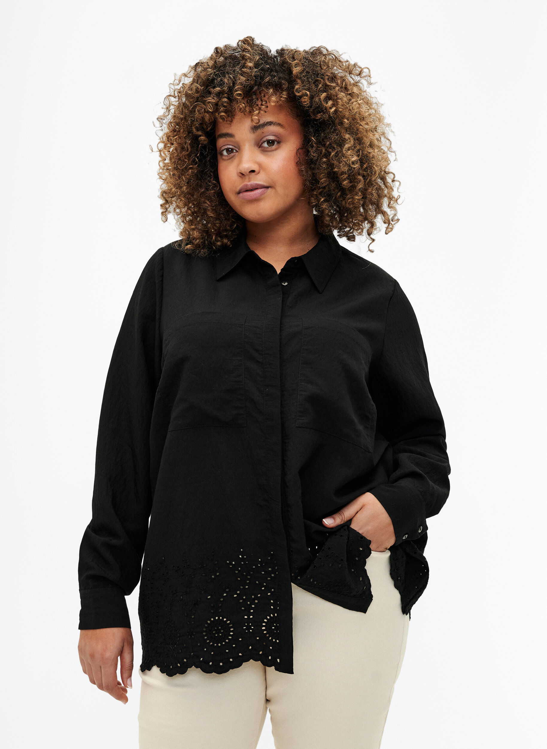 Zizzi Skjorte i viskose med broderi anglaise, Black, Model image number 0