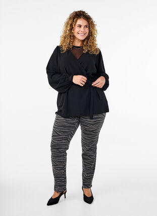 Zizzi Langermet omslagsbluse med knytebelte, Svart, Model image number 1