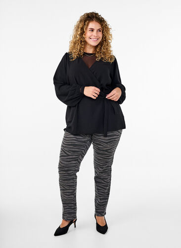 Zizzi Langermet omslagsbluse med knytebelte, Svart, Model image number 1