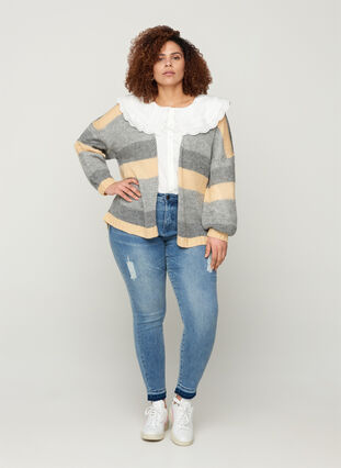 Kort og stripete strikket cardigan, Light Grey Mel Comb, Model image number 2