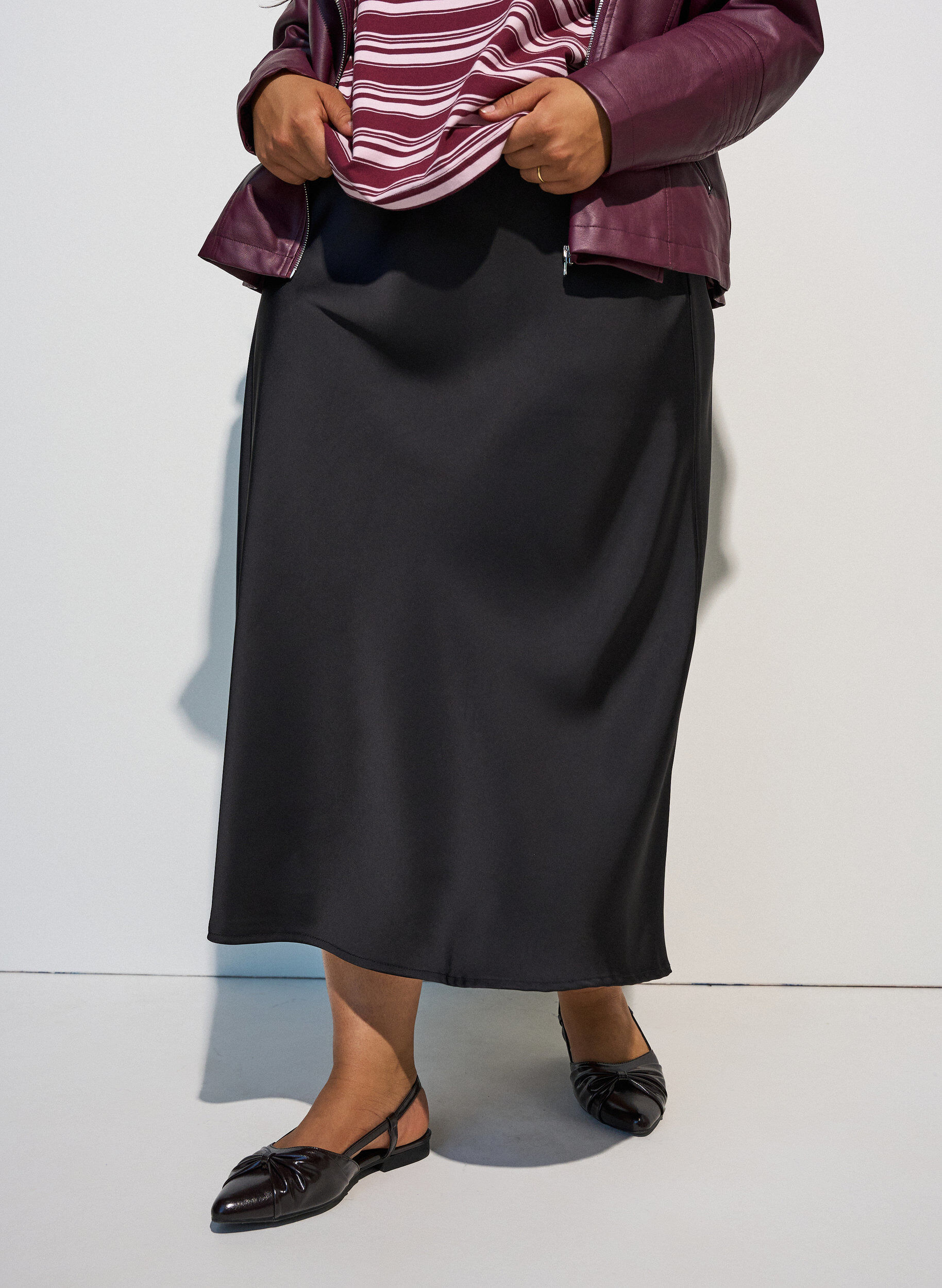 ZizziMidiskj&oslash;rt i sateng, Svart, Model image number 3