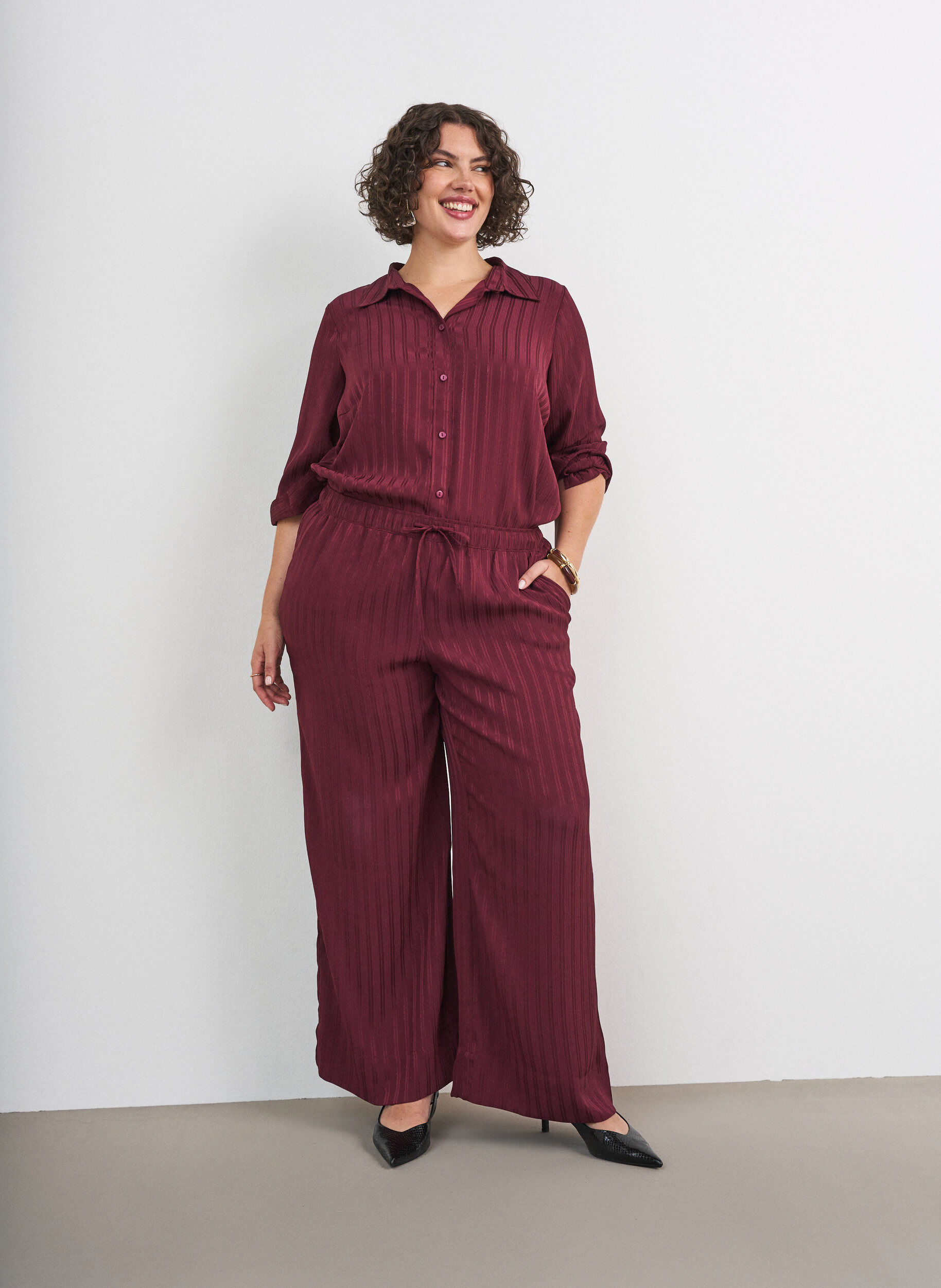 ZizziBukser med teksturerte striper og straight fit, R&oslash;d, Model image number 0