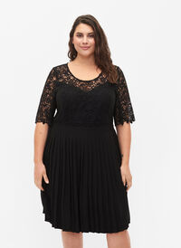 Kortermet kjole med blondeoverdel, Black, Model