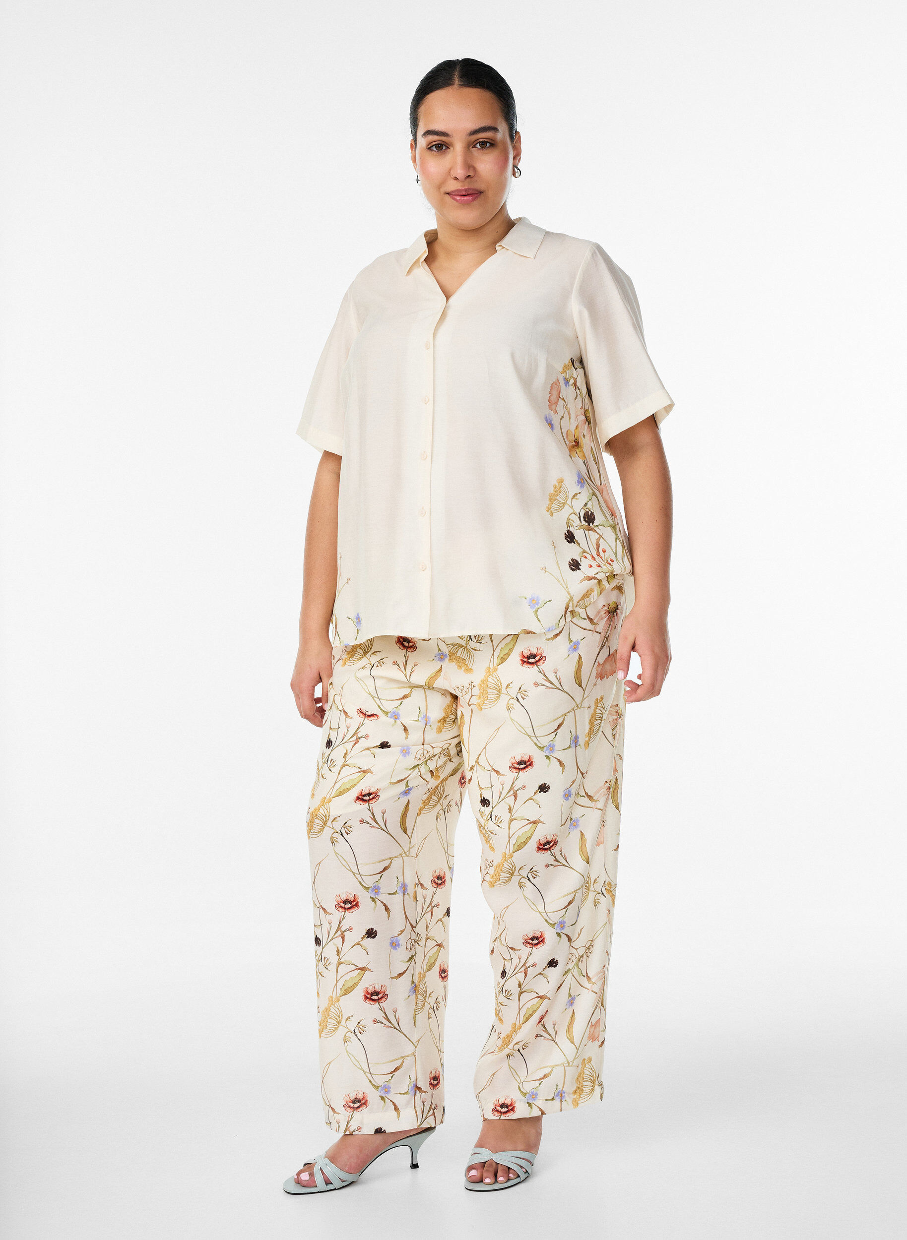 H&oslash;y midje viskosebukser med blomstertrykk, Beige, Model