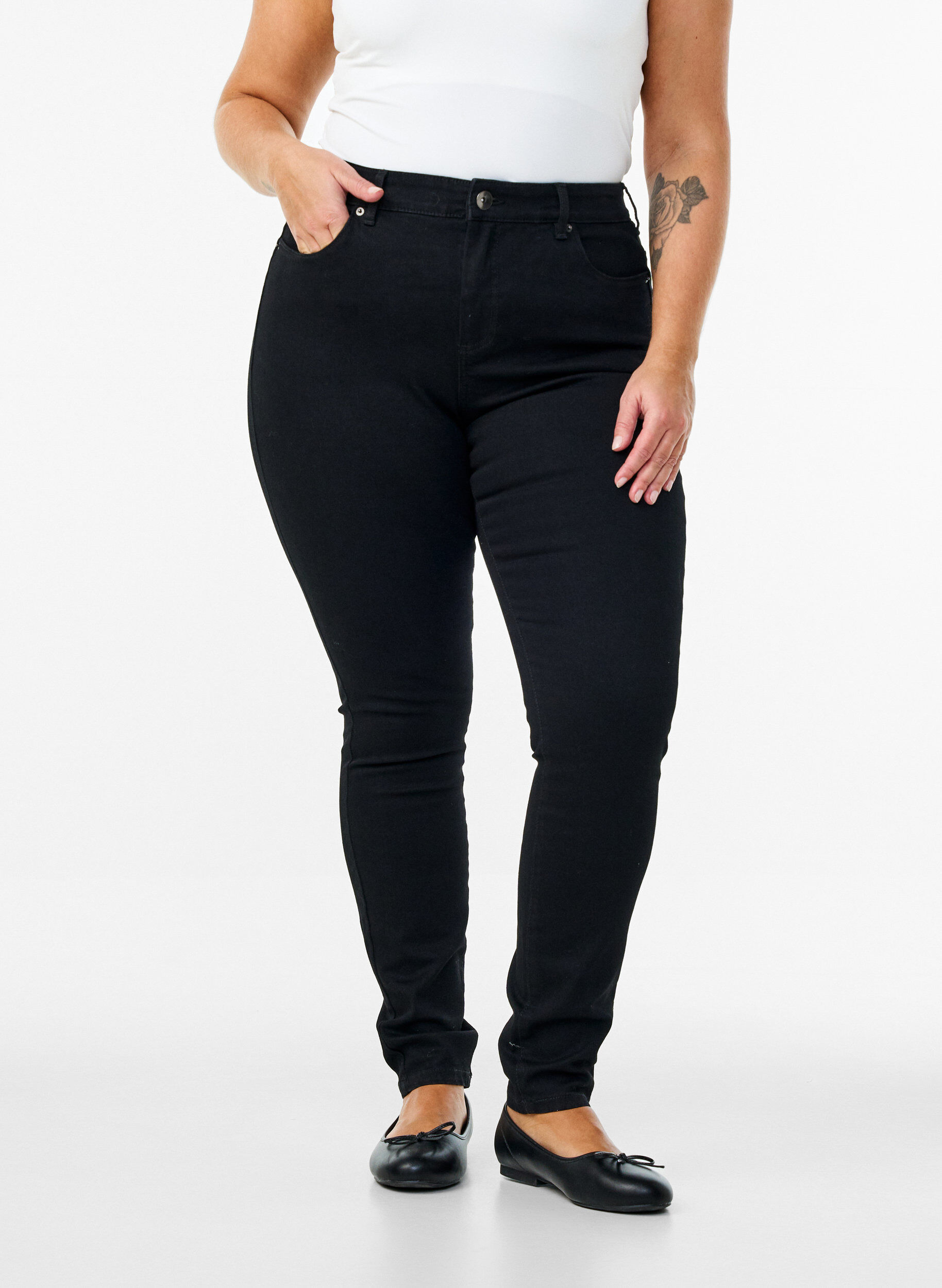 ZizziAmy jeans med h&oslash;y midje og supersmal passform, Svart, Model image number 2