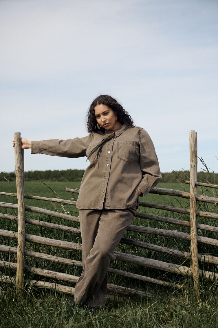 Brunt denimsett, , Model