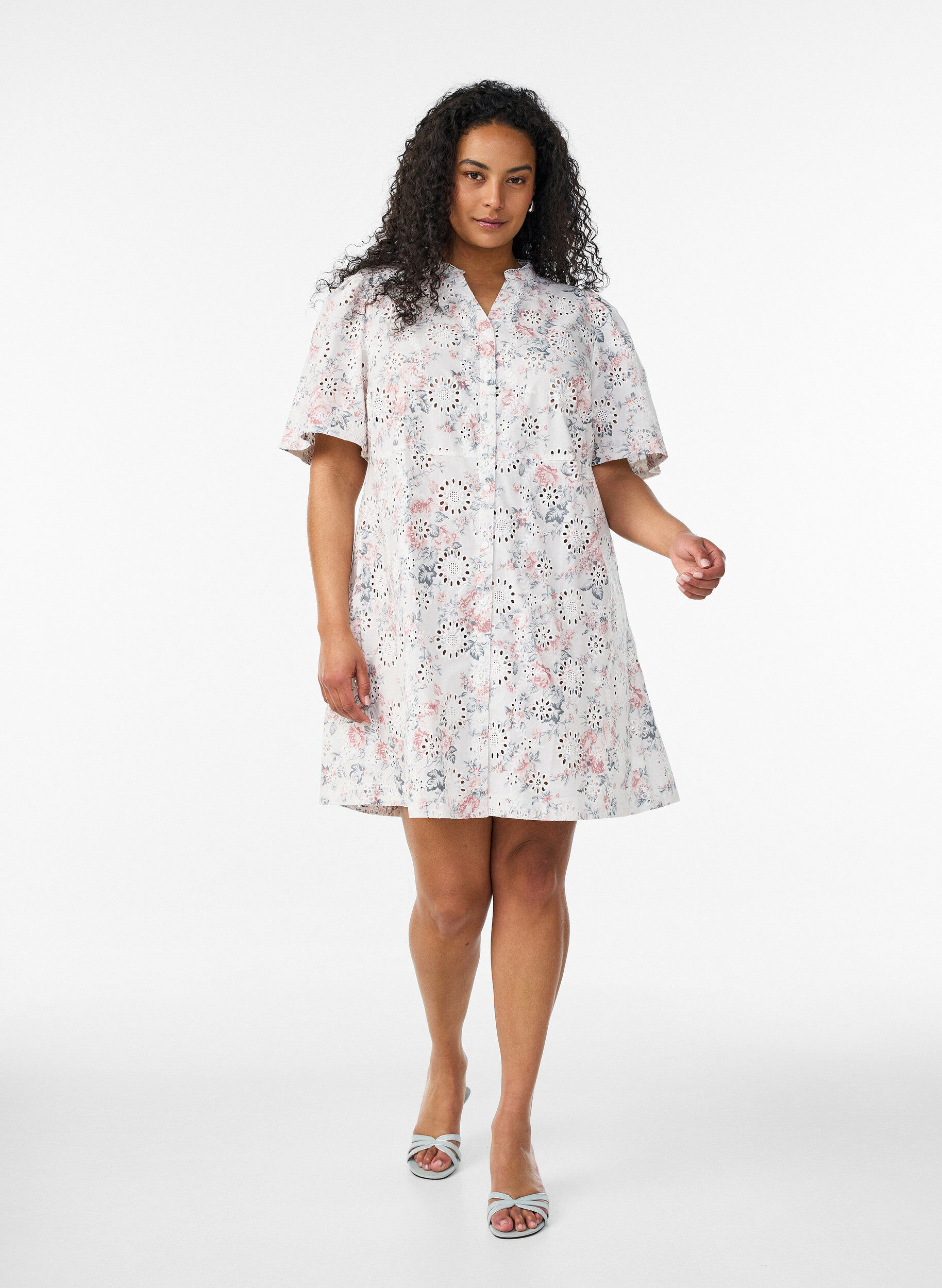 ZizziBomullskjole med blomsterm&oslash;nster og broderie anglaise, Vanilje, Model image number 1