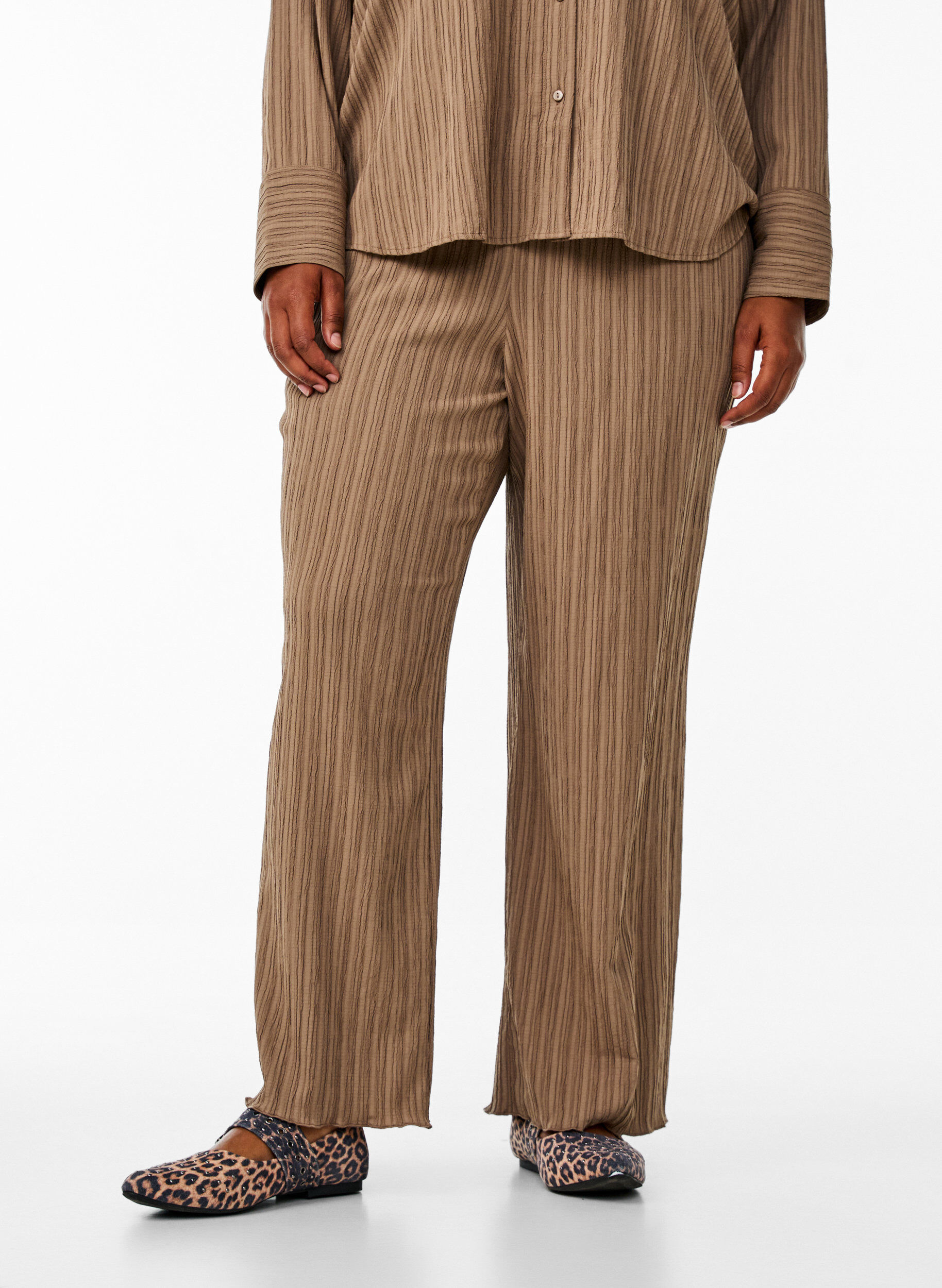 Zizzi FLASH - Bukse med h&oslash;y midje og vide ben, Brun, Model image number 2