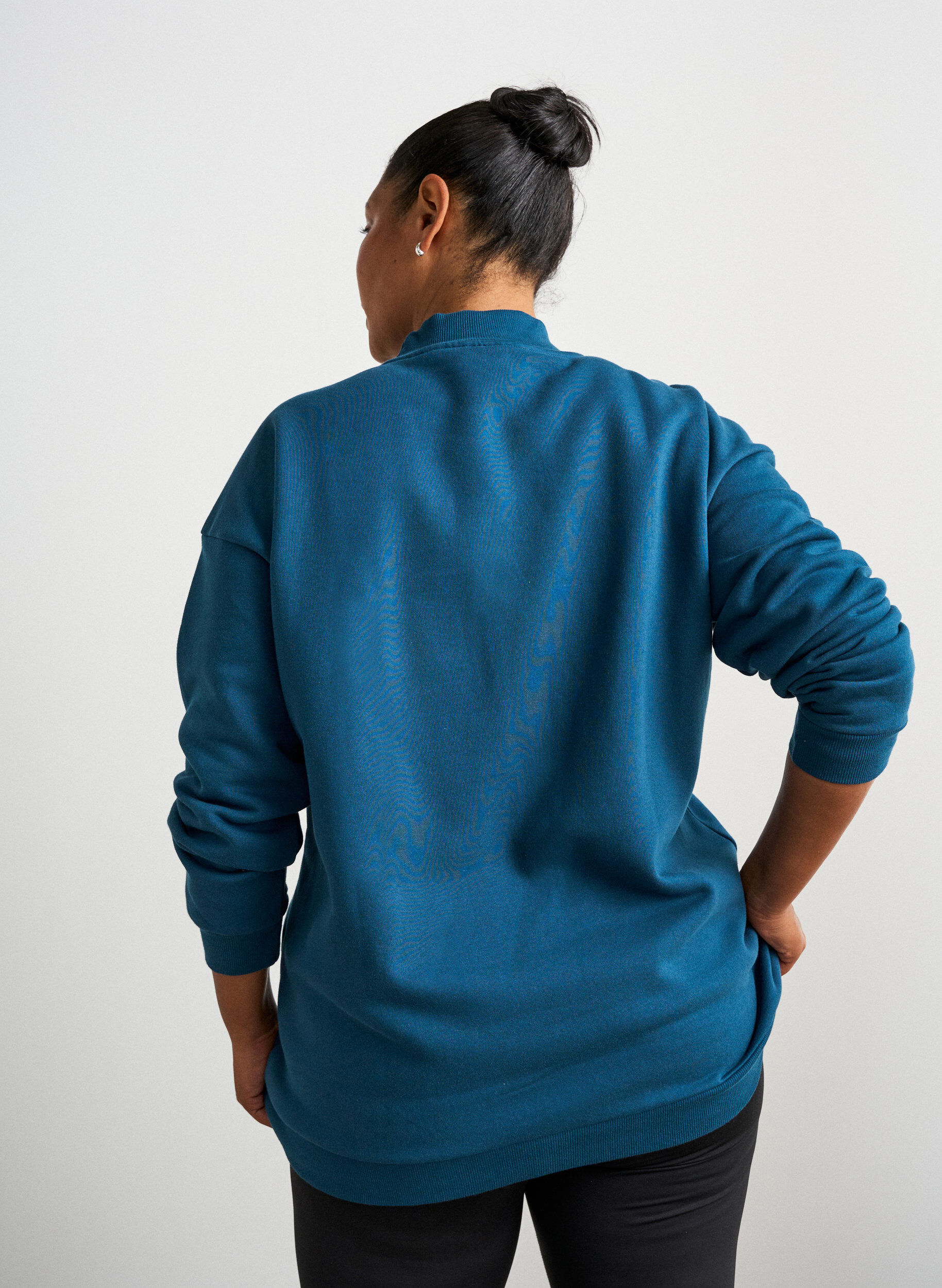 ZizziLang genser med h&oslash;y hals og brodert tekst, Bl&aring;, Model image number 2
