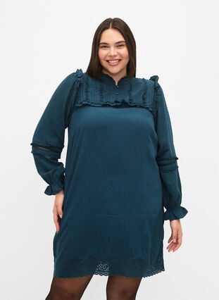 Zizzi Viskosekjole med broderie Anglaise og volangdetaljer, Reflecting Pond, Model image number 0